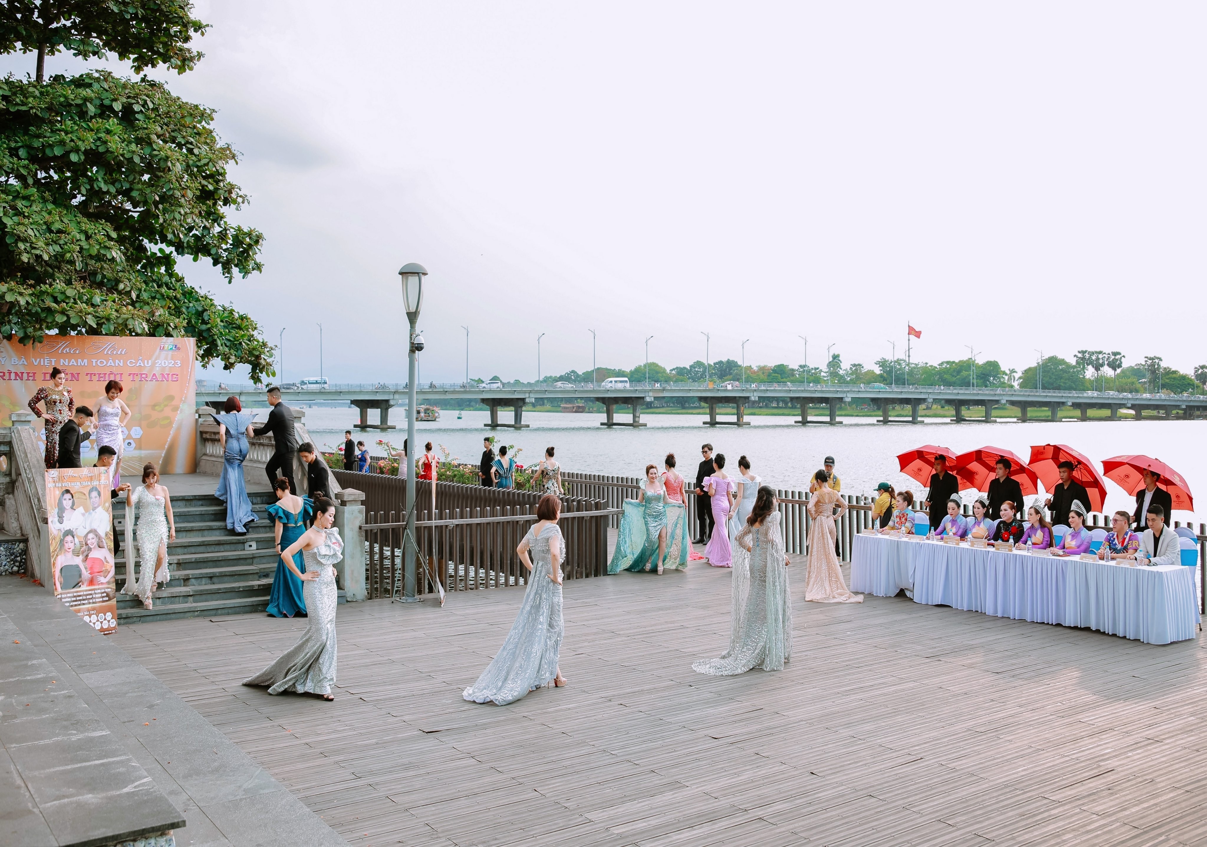 Cuộc thi Hoa hậu Quý bà Việt Nam Toàn cầu 2023 trình diễn thời trang tại cầu Gỗ Lim