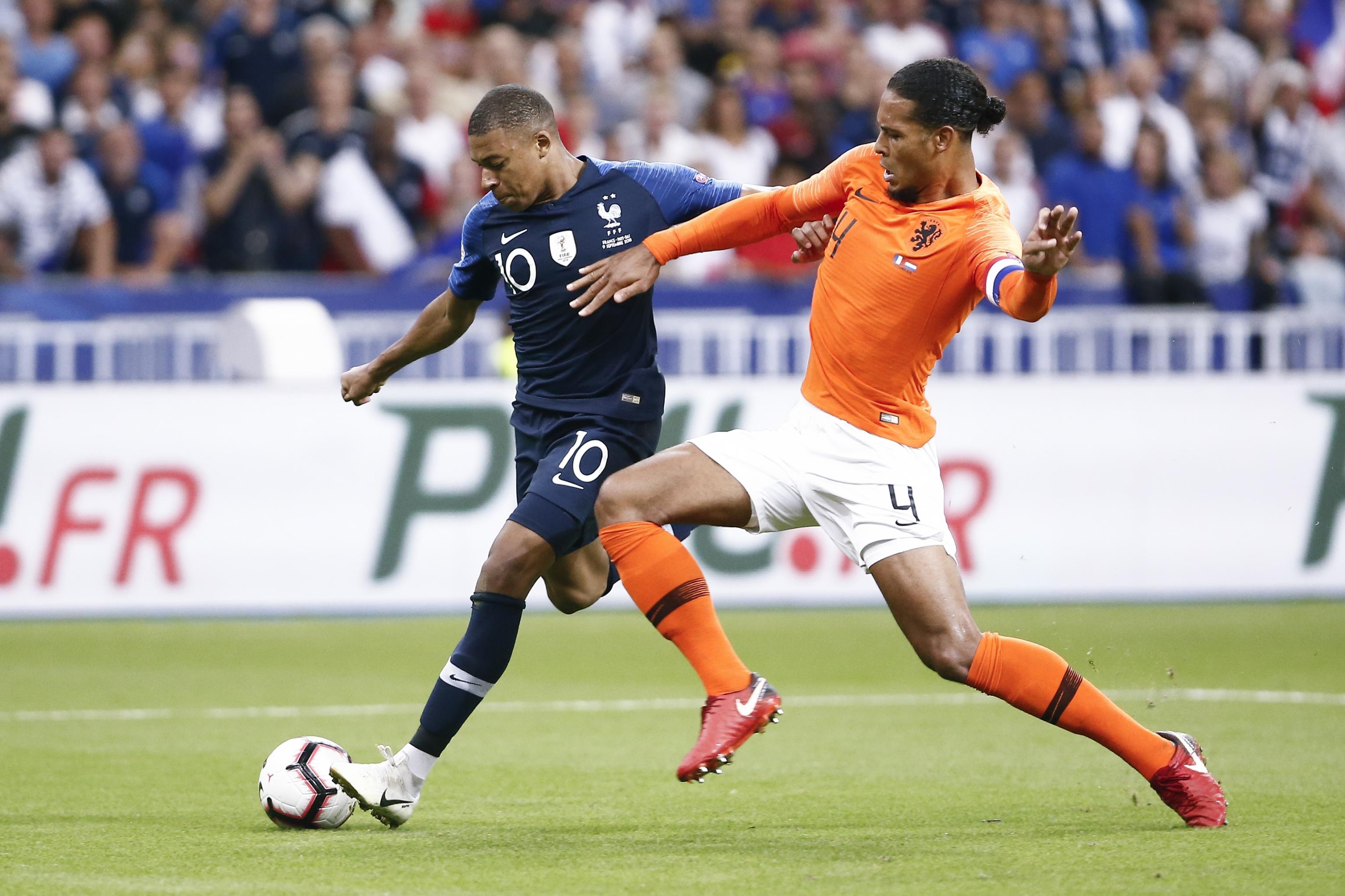 Van Dijk chỉ thẳng bí quyết khóa chặt Mbappe