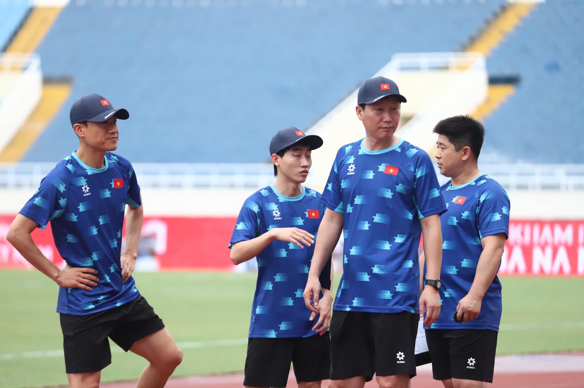 Trợ lý HLV Kim Sang Sik 'sốc' vì điều kiện thi đấu của Việt Nam