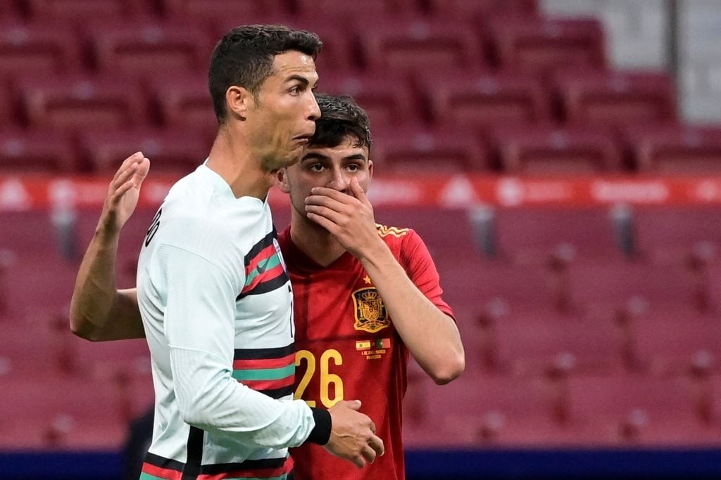 Sao trẻ Tây Ban Nha cân bằng thành tích của Ronaldo