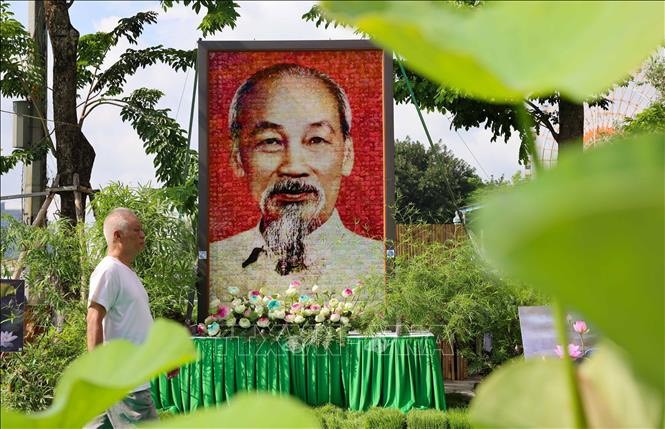 Lễ hội Sen Hà Nội 2024: Thông điệp “liên hoa” từ bức tranh kính Bác Hồ kết từ vạn đóa sen
