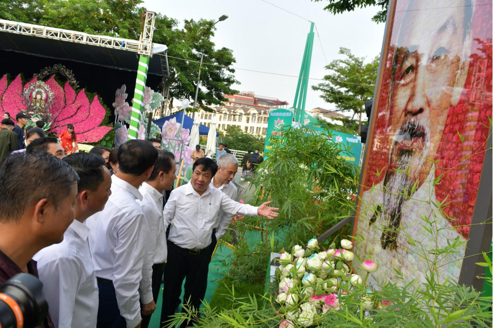 le-hoi-sen-ha-noi-2024b-1720847270.png