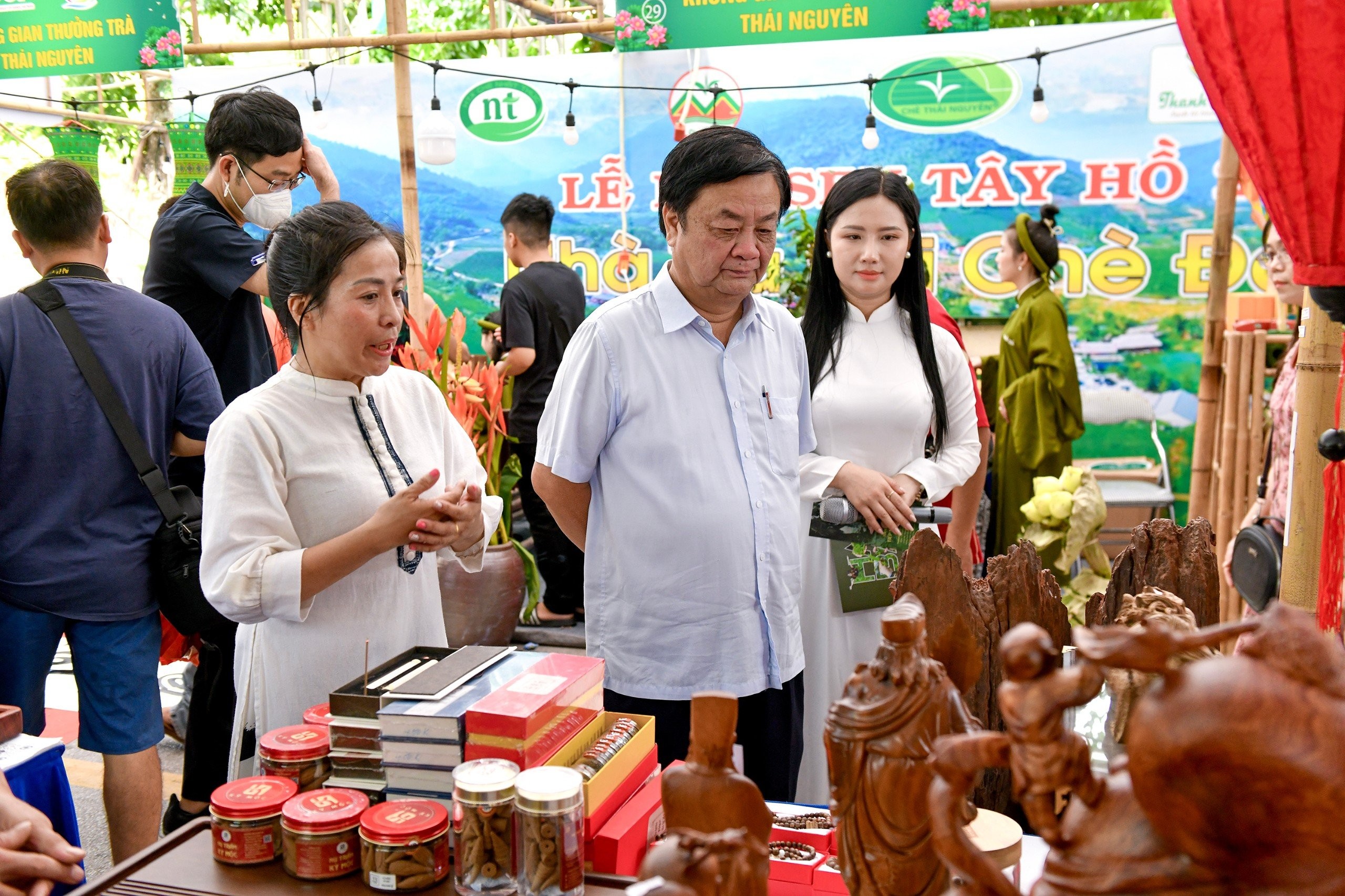 Bộ trưởng Lê Minh Hoan thăm quan, động viên Lễ hội Sen Hà Nội 2024