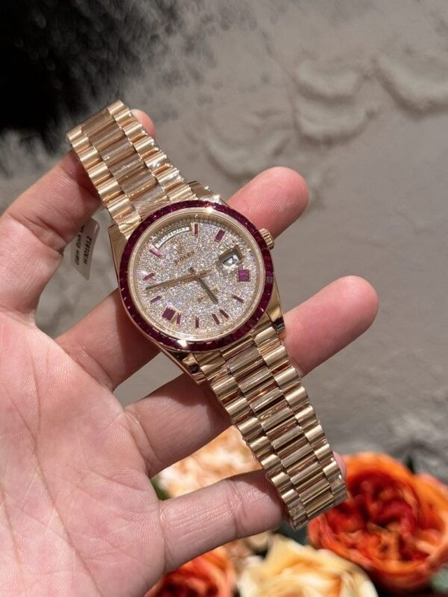 mau-rolex-day-date-dinh-moissanite-ruby-boc-vang-18k-40mm-gia-52-5-trieu-dong-1721030725.jpg