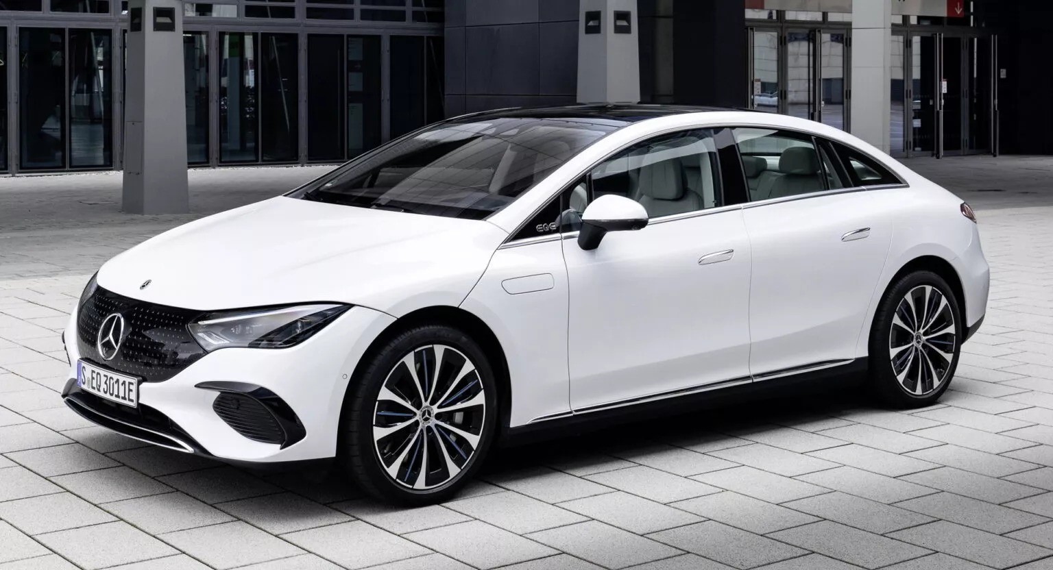 mercedes-chay-xe-dien-1-1722643543.jpg