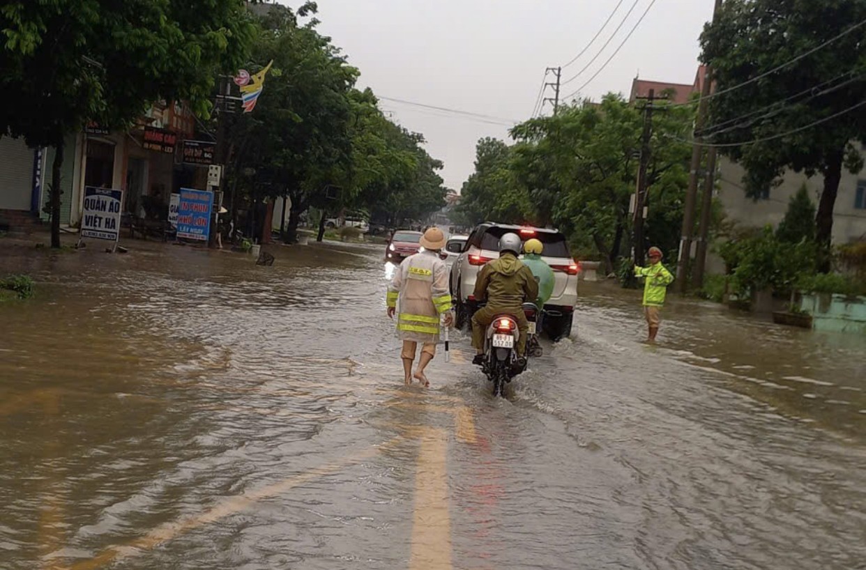 Vĩnh Phúc: Lực lượng CSGT Tam Dương bảo đảm an toàn giao thông cho người dân trong mưa lũ