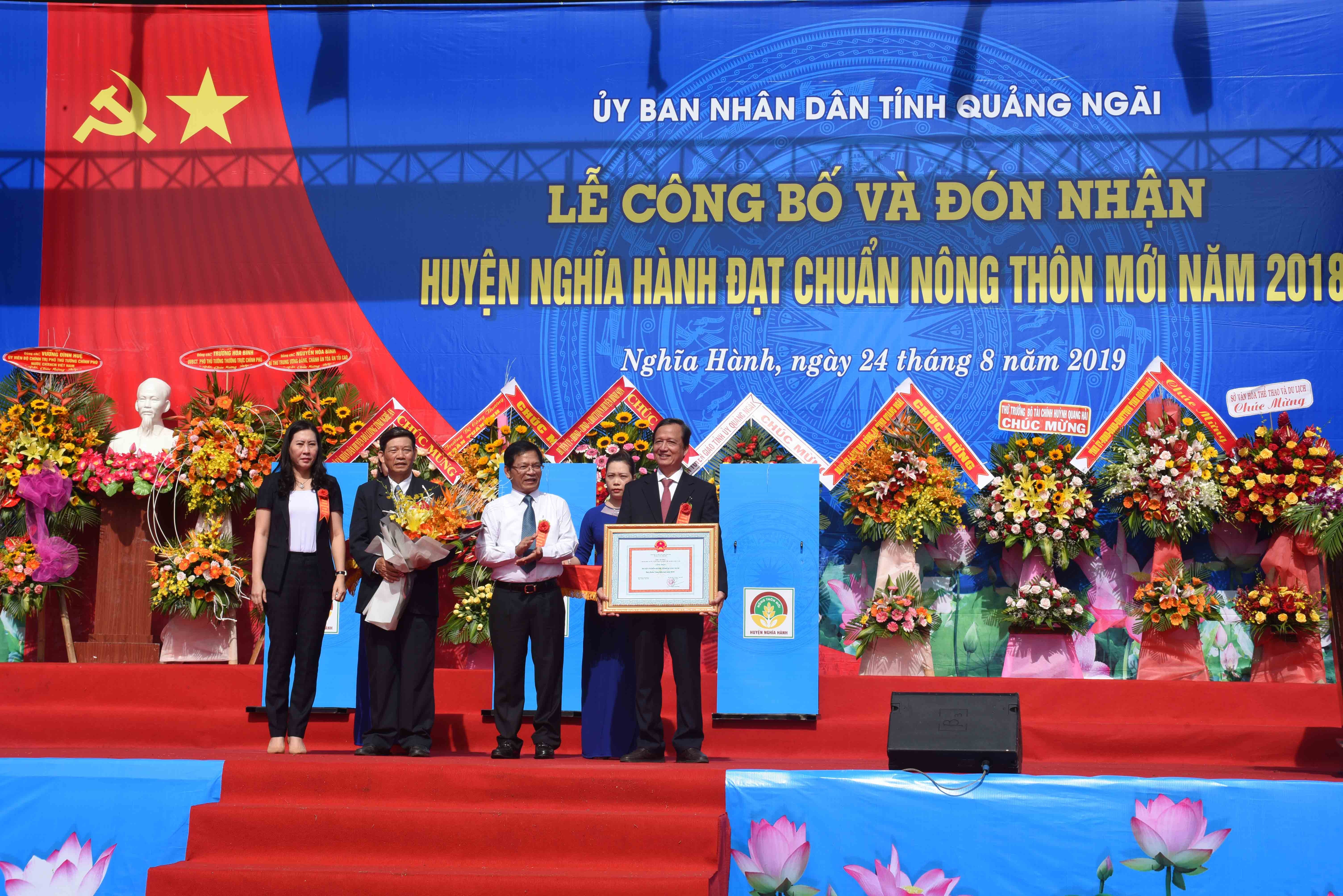 huyen-nghia-hanh-don-nhan-dat-chuan-nong-thon-moi-dau-tien-cua-tinh-quang-ngai-1728549940.jpg