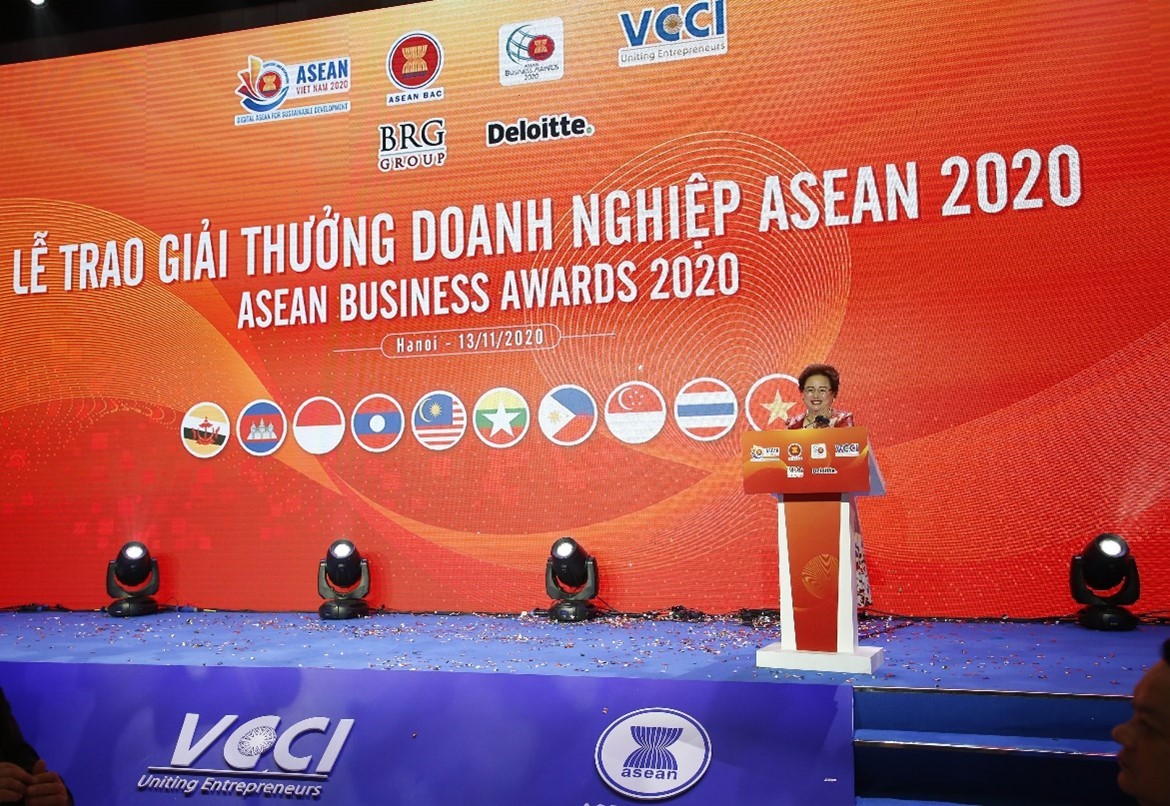 02-ba-nguyen-thi-nga-phat-bieu-voi-vai-tro-chu-tich-giai-thuong-doanh-nghiep-asean-aba-nam-2020-1729270775.jpg