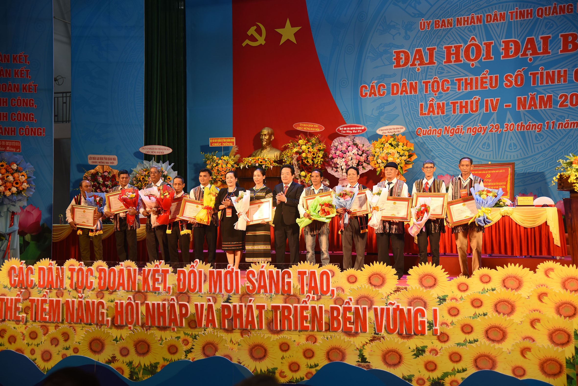 13-trao-bang-khen-cua-ubnd-tinh-cho-cac-ca-nhan-1732965770.jpg