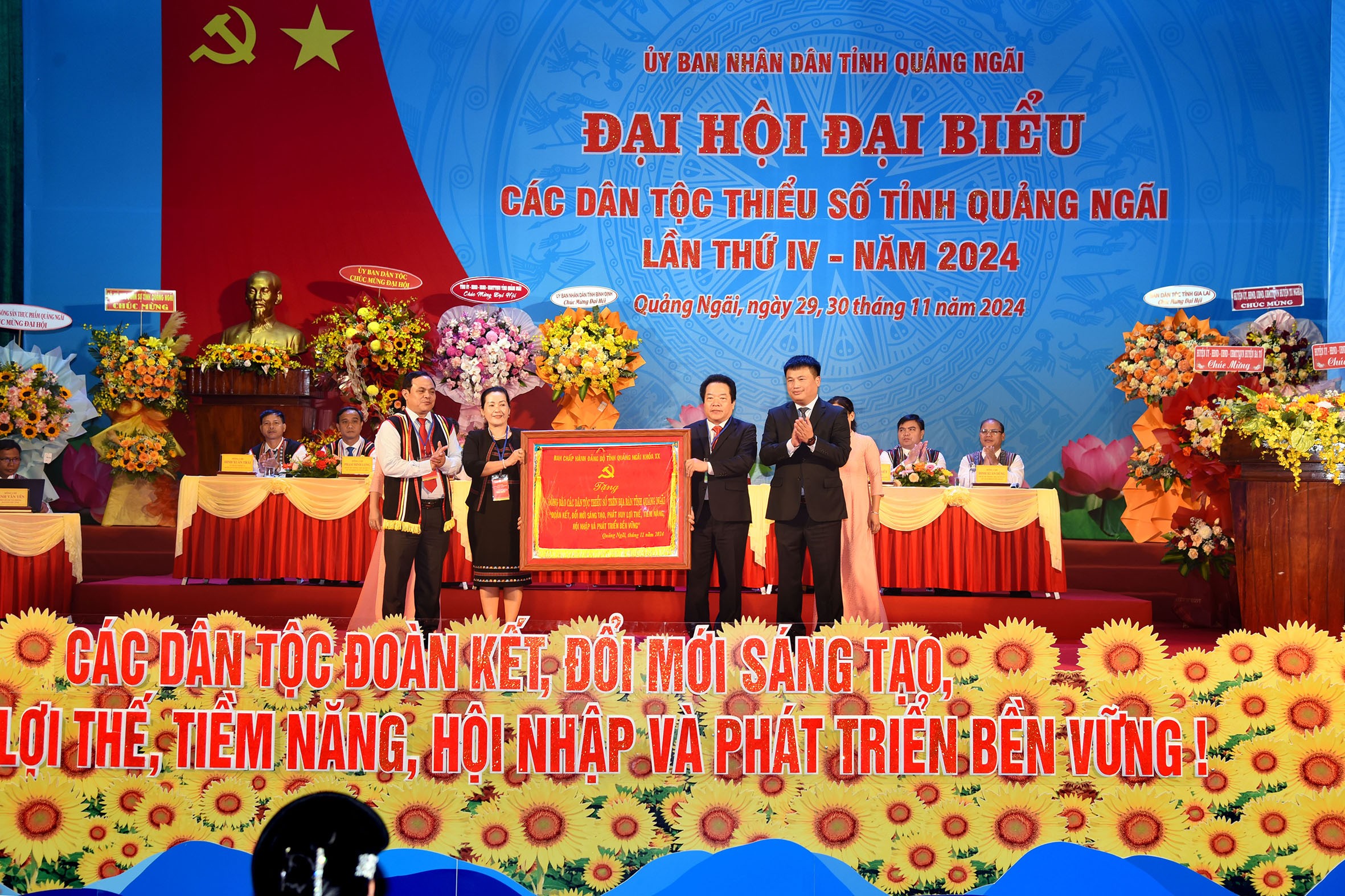 9-tinh-uy-quang-ngai-trao-buc-truong-tang-dai-hoi-1732965772.jpg