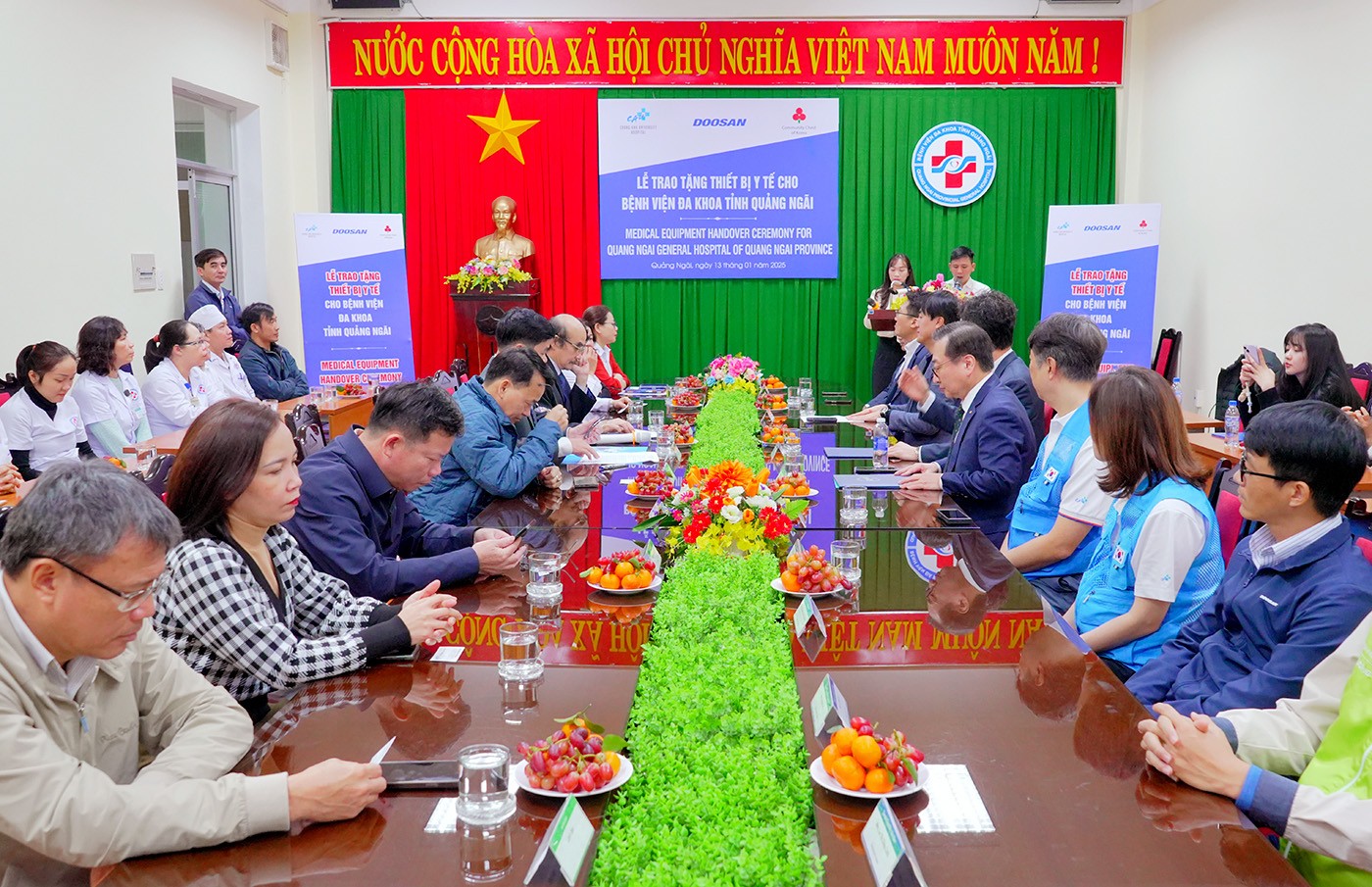 1-quang-canh-le-trao-tang-thiet-bi-y-te-cho-bvdk-tinh-quang-ngai-1736776033.jpg