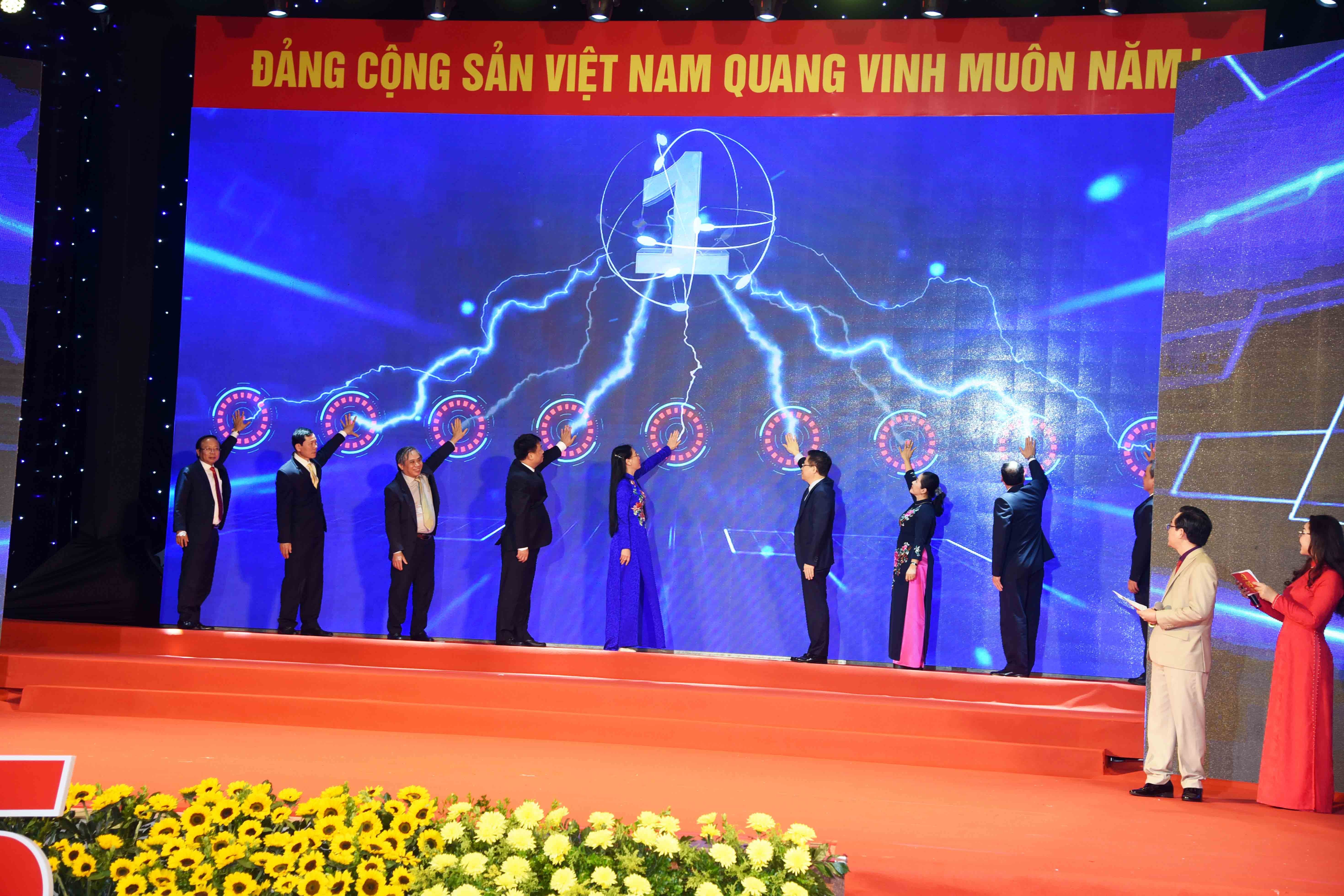 5-cac-dong-chi-lanh-dao-tinh-thuc-hien-nghi-thuc-gan-bien-cong-trinh-chao-mung-dai-hoi-dai-bieu-dang-bo-tinh-quang-ngai-lan-thu-xxi-nhiem-ky-2025-2030-1738639570.jpg