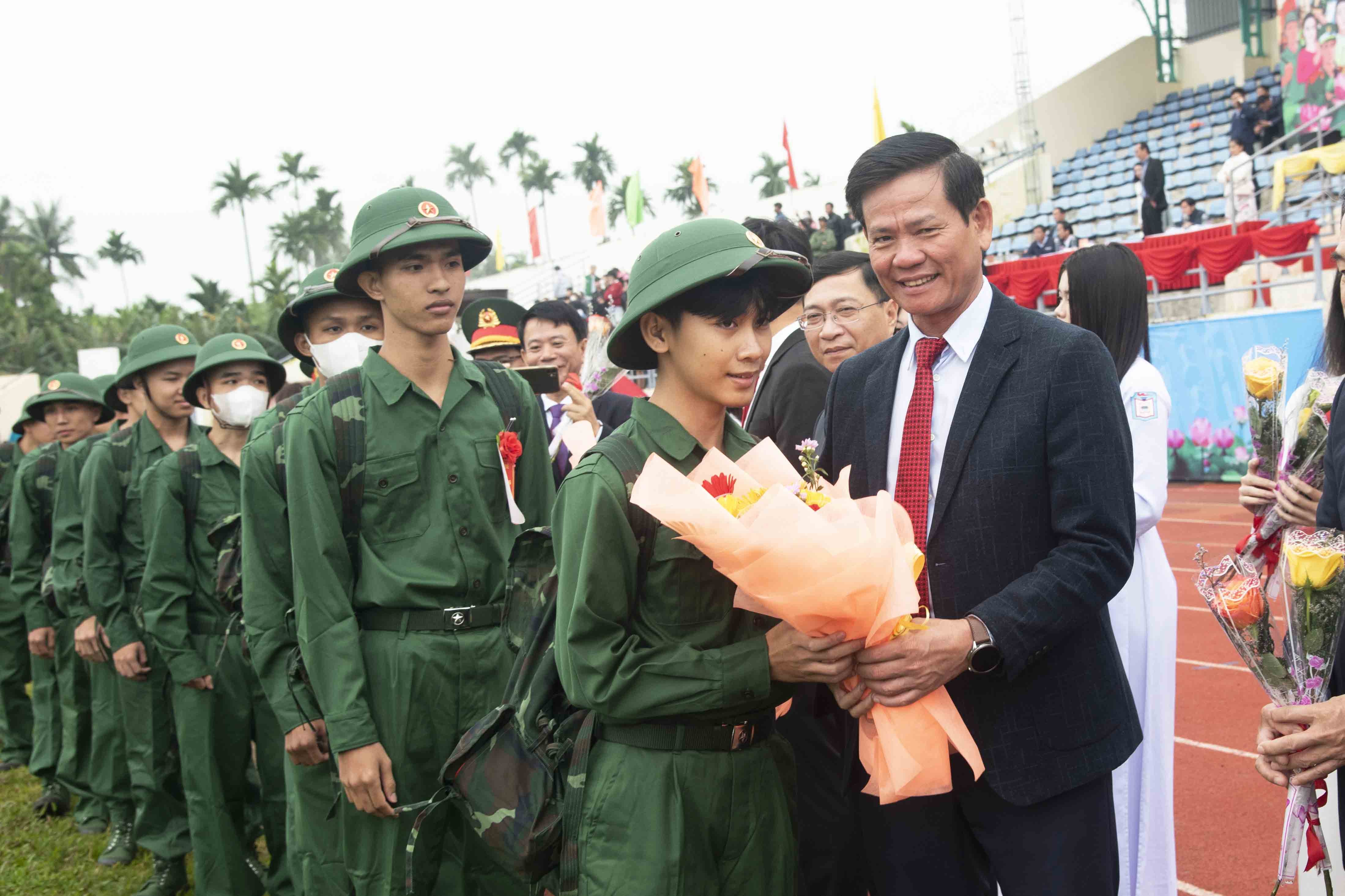 5-bi-thu-thanh-uy-quang-ngai-ngo-van-trong-tang-hoa-chuc-mung-thanh-nien-len-duong-nhap-ngu-1739427048.jpg