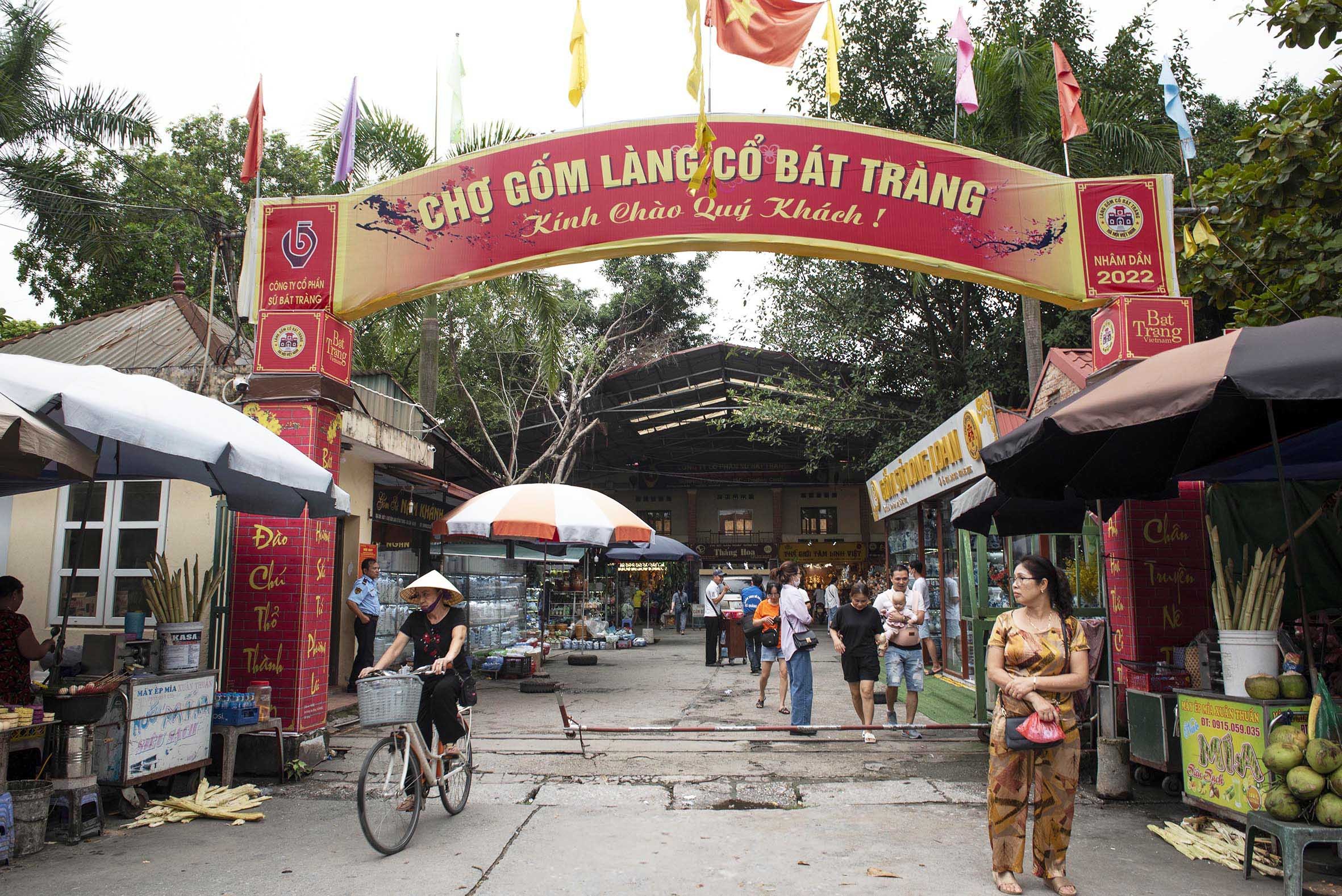 7a-cong-cho-gom-lang-co-bat-trang-1739545370.jpg