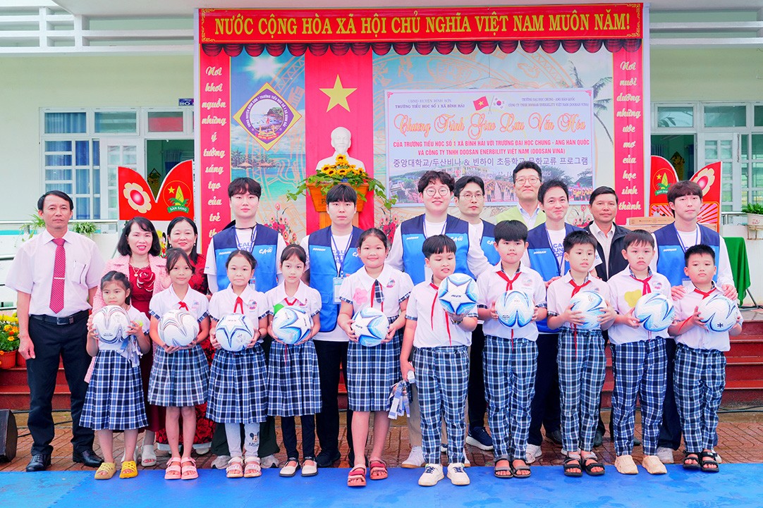 12-cac-sinh-vien-dh-chung-ang-con-bieu-dien-nghe-thuat-truyen-thong-han-quoc-giao-luu-va-trao-tang-10-qua-bong-cho-cac-em-hoc-sinh-1739694915.jpg