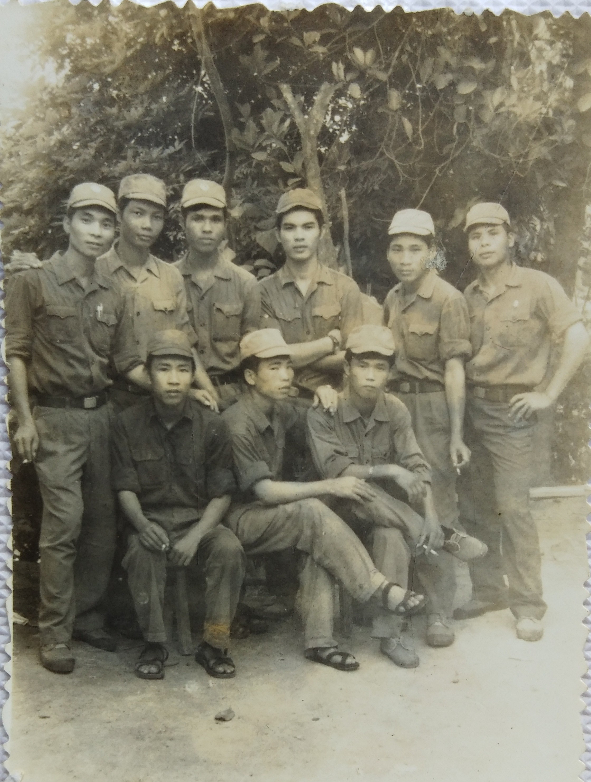 nhung-nguoi-linh-tinh-nguyen-viet-nam-o-campuchia-chien-thang-thang-1-1979-tac-gia-dung-thu-2-tu-trai-sang-1739673687.JPG