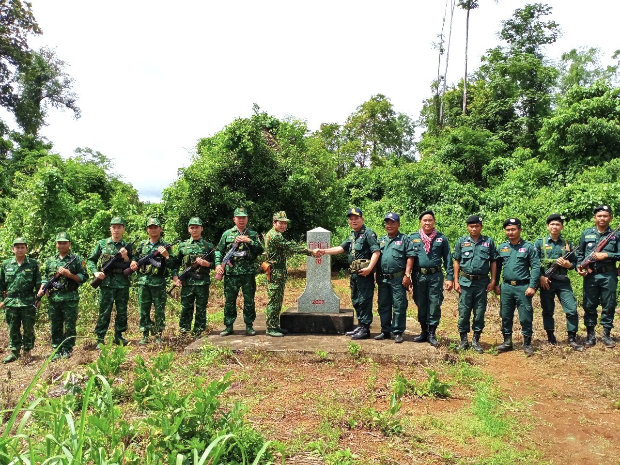 1-can-bo-chien-si-don-bien-phong-ho-le-phoi-hop-tuan-tra-chung-voi-llvt-nuoc-ban-campuchia-1740282283.jpg