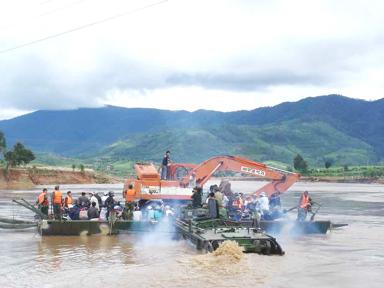 2-can-bo-chien-si-lu-doan-cong-binh-7-quan-doan-3-van-chuyen-dua-dan-qua-song-1740551181.jpg