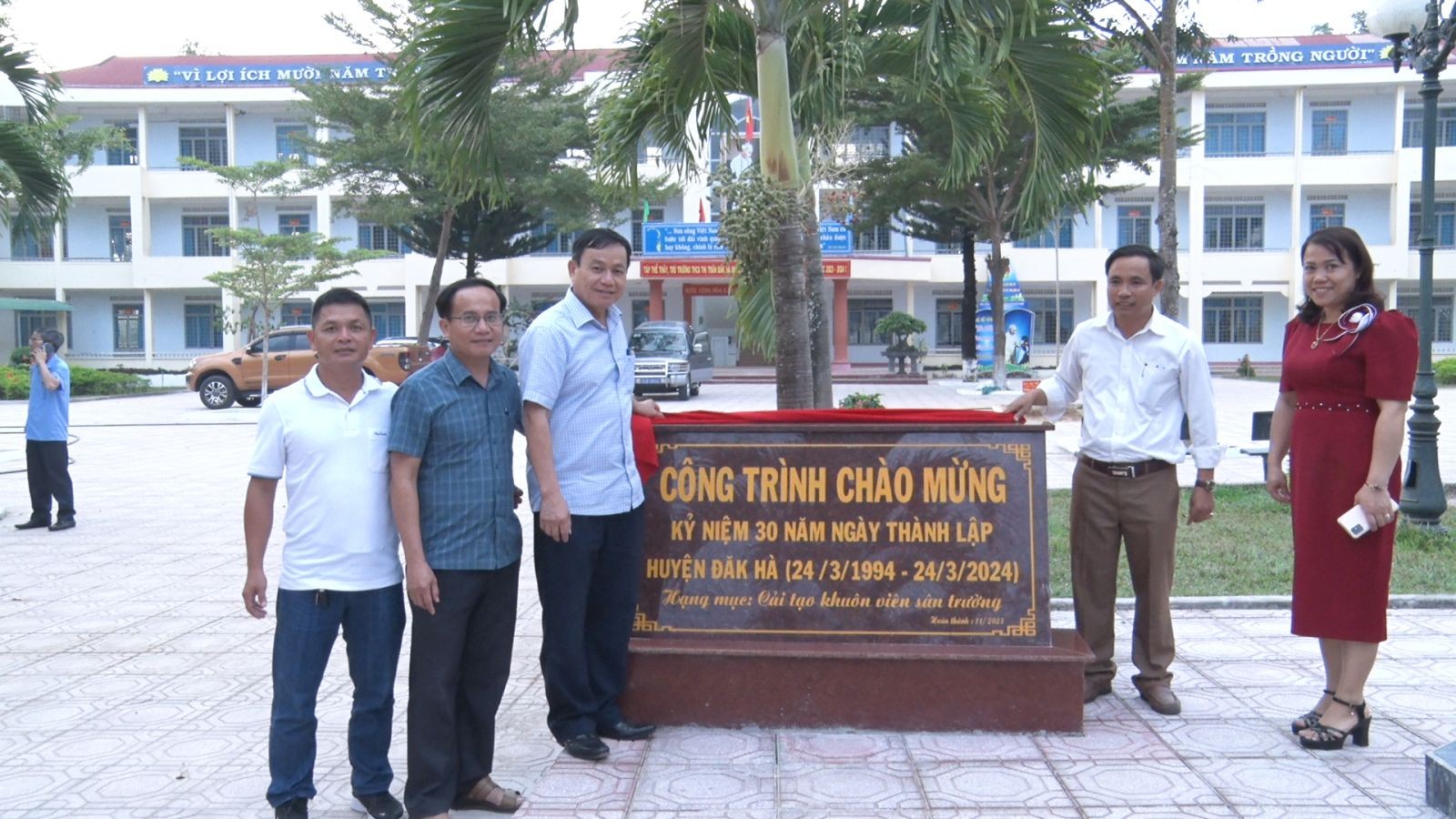 1-lanh-dao-huyen-dak-ha-khanh-thanh-cong-trinh-chao-mung-30-nam-thanh-lap-huyen-dak-ha-1740794179.jpg