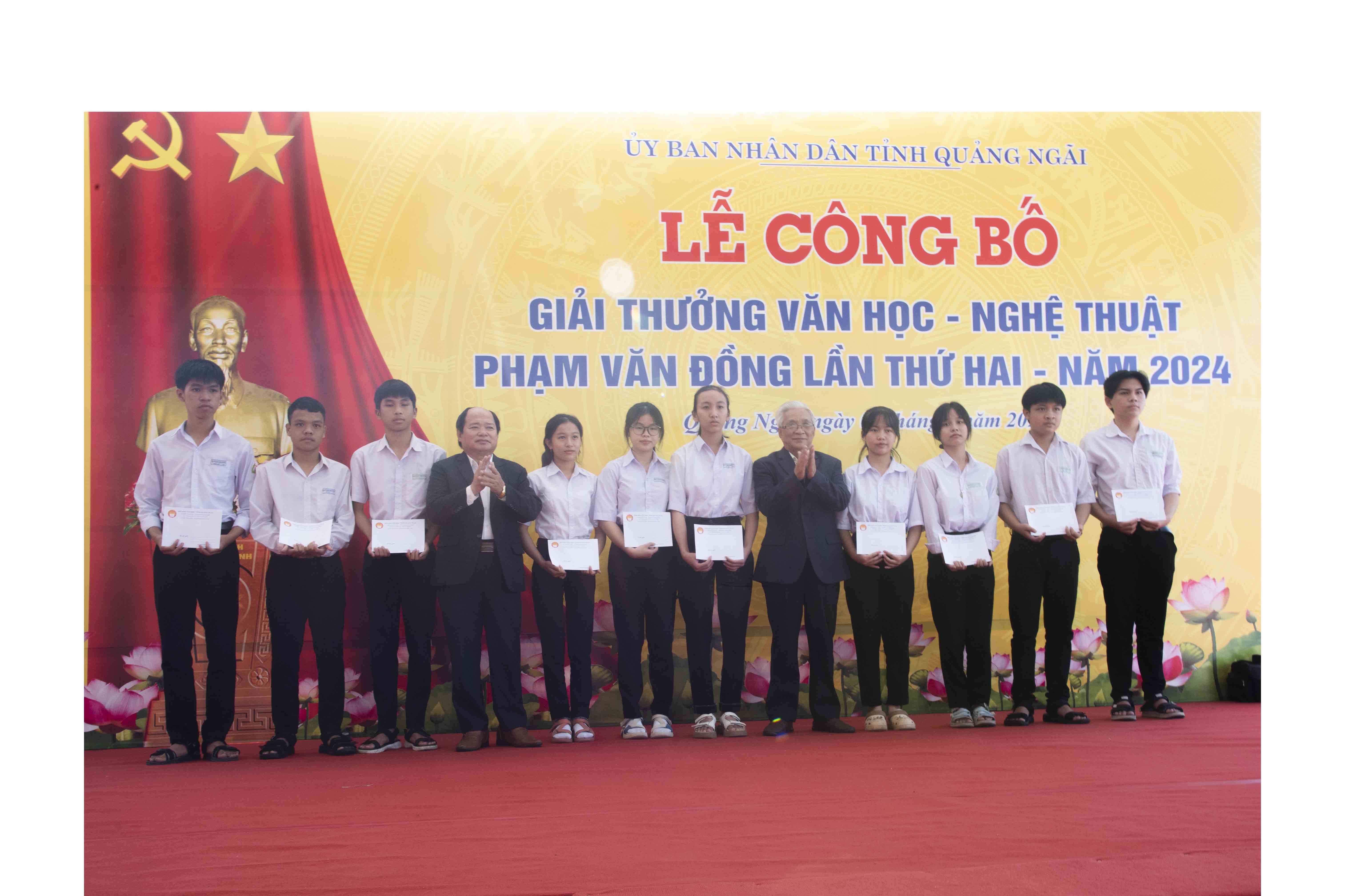 16-trao-quy-khuyen-hoc-cho-hoc-sinh-truong-thpt-pham-van-dong-1740838290.jpg