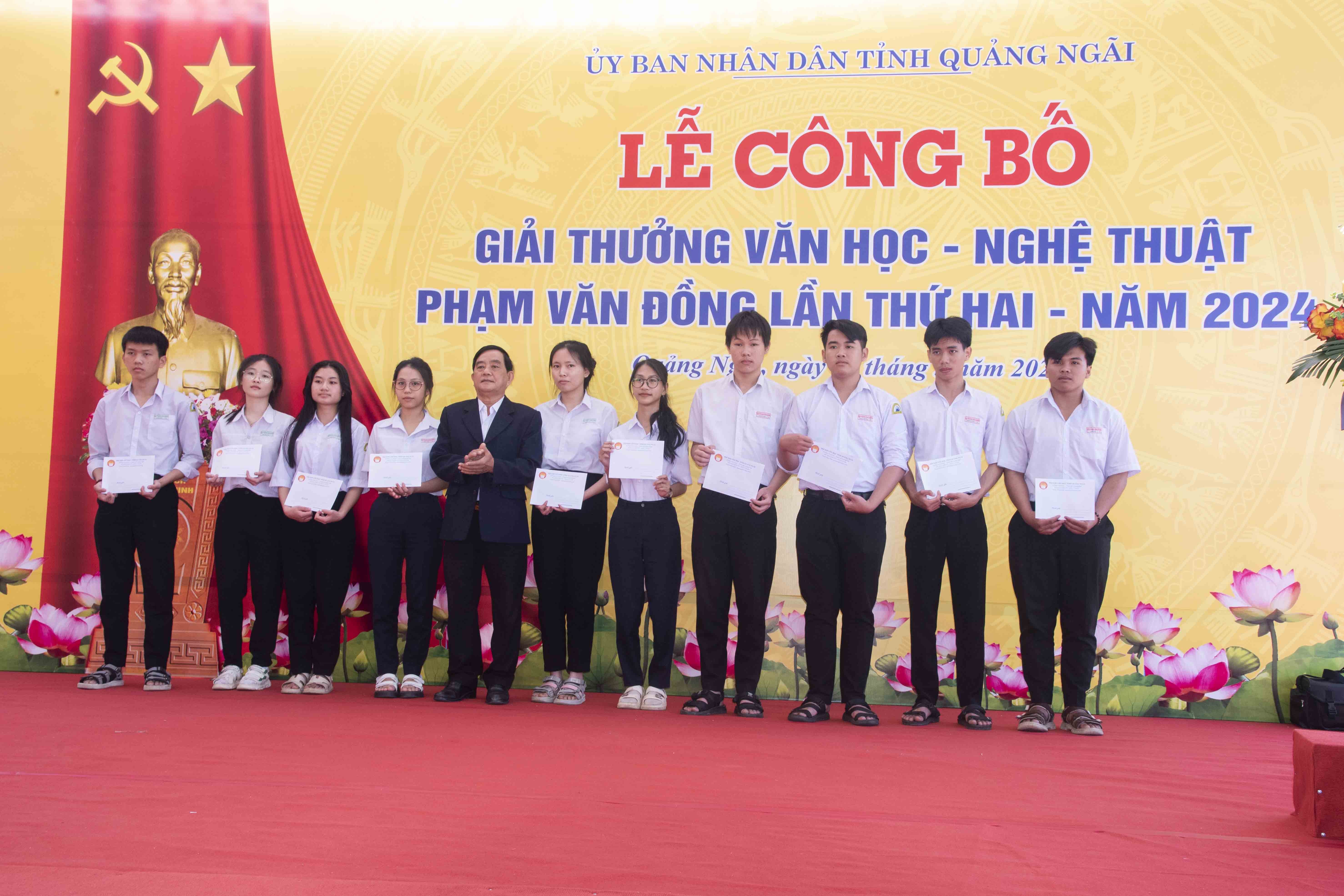 17-trao-quy-khuyen-hoc-cho-hoc-sinh-thpt-truong-pham-van-dong-1740837392.jpg