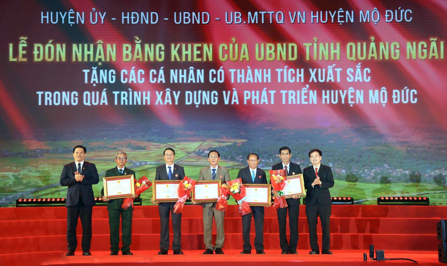 cac-ca-nhan-tieu-bieu-vinh-du-nhan-bang-khen-cua-ubnd-tinh-1742712071.jpg