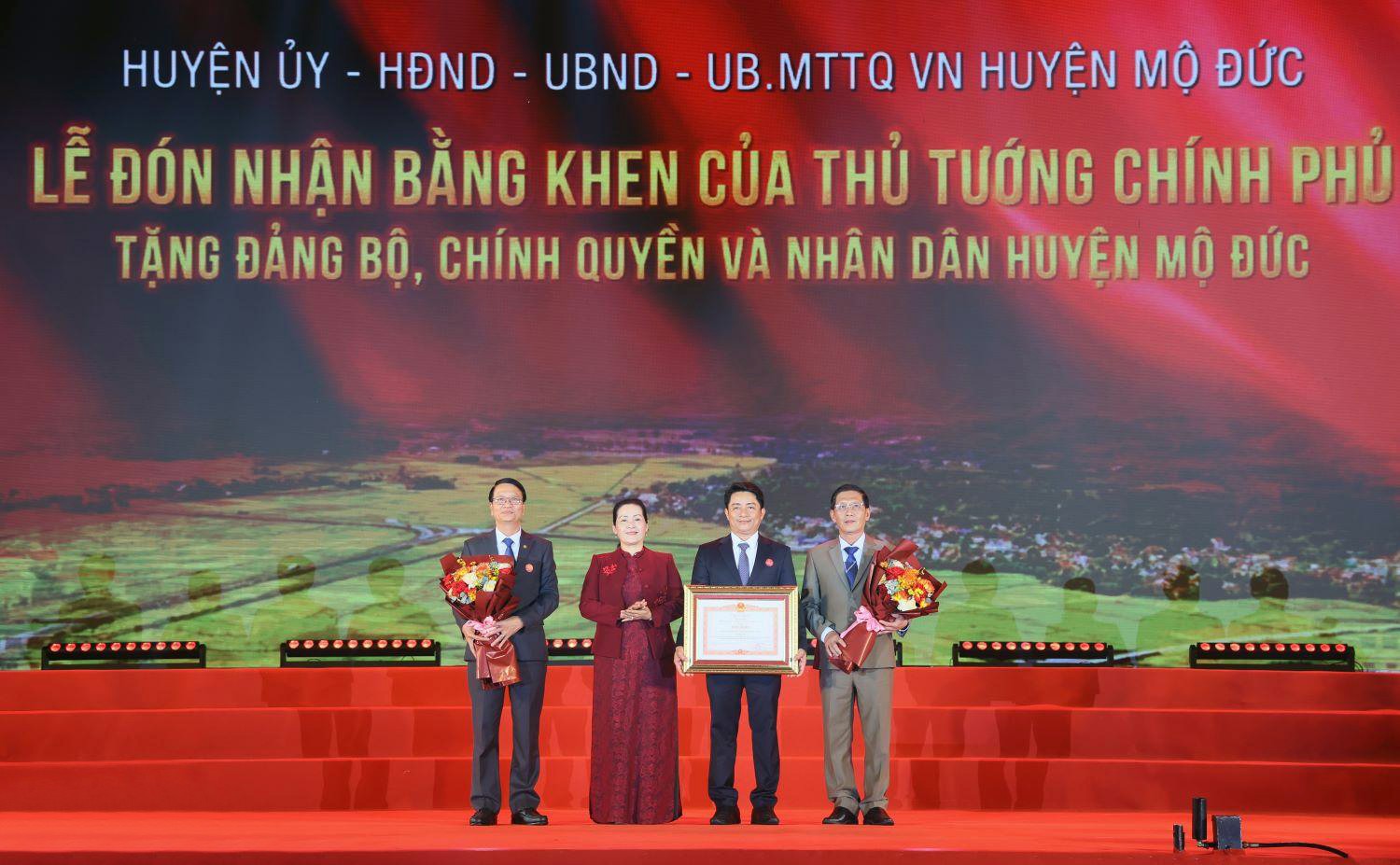 dang-bo-chinh-quyen-va-nhan-dan-huyen-mo-duc-vinh-du-don-nhan-bang-khen-cua-thu-tuong-chinh-phu-1742712072.jpg