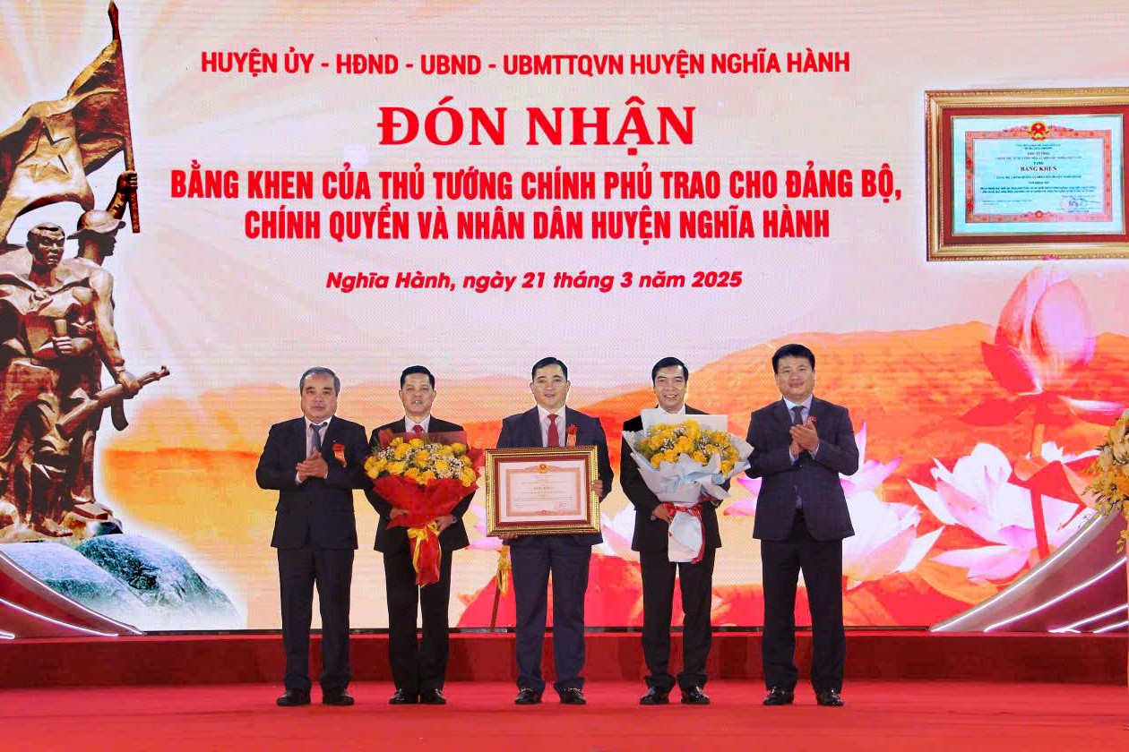 trao-bk-cua-ttg-cp-cho-dang-bo-chinh-quyen-va-nhan-dan-huyen-nghia-hanh-1742710872.jpg