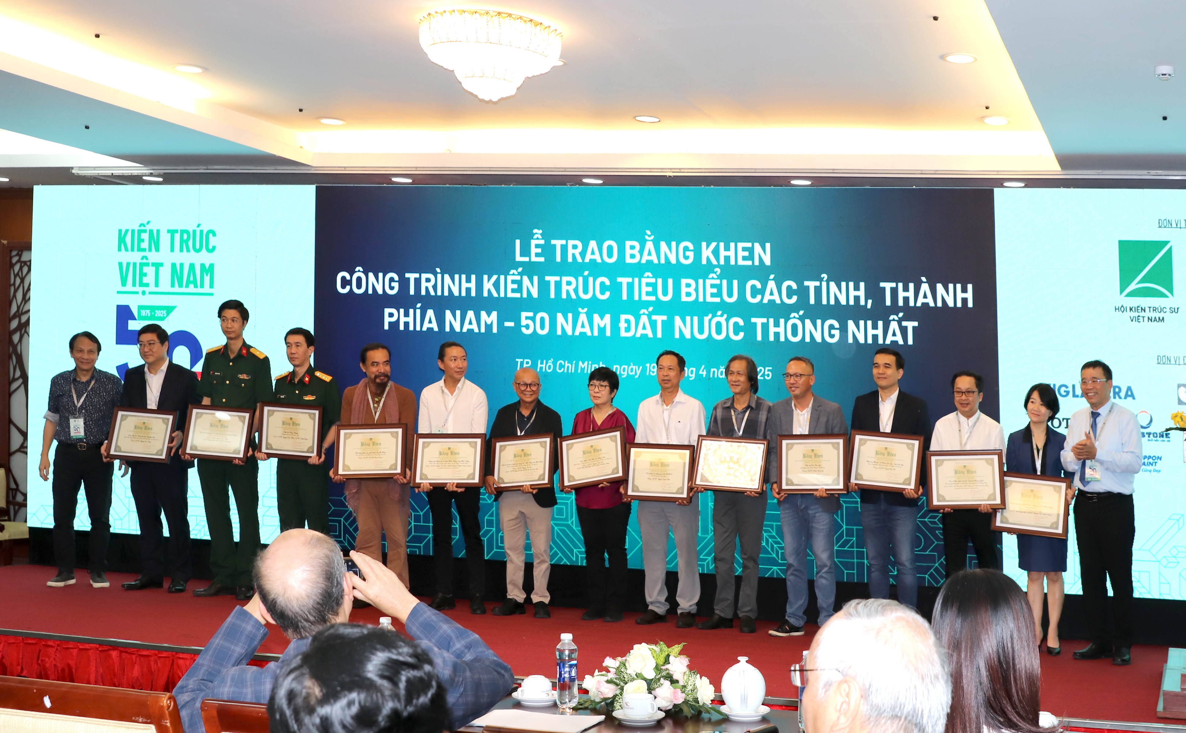 dt3-trao-bang-khen-cho-tac-gia-nhom-tac-gia-co-cong-trinh-tieu-bieu-1745053759.JPG