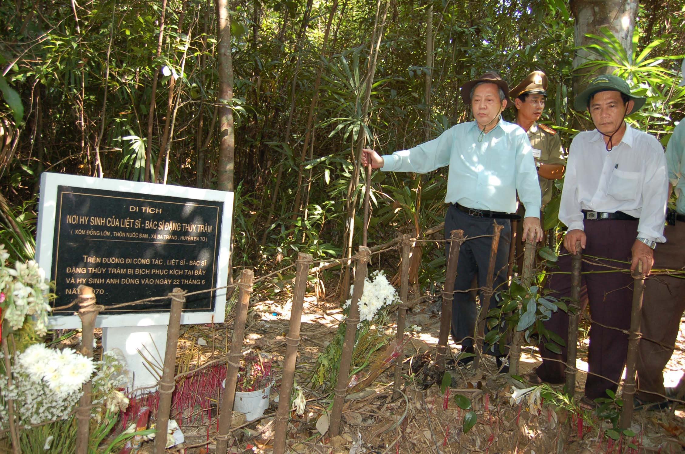4-ngay-30-3-2006-dong-chi-nguyen-khoa-diem-nha-tho-uy-vien-bct-bi-thu-tw-dangtruong-ban-tu-tuong-van-hoa-trung-uong-den-tham-di-tich-dang-thuy-tram-nam-2006-1745393406.jpg