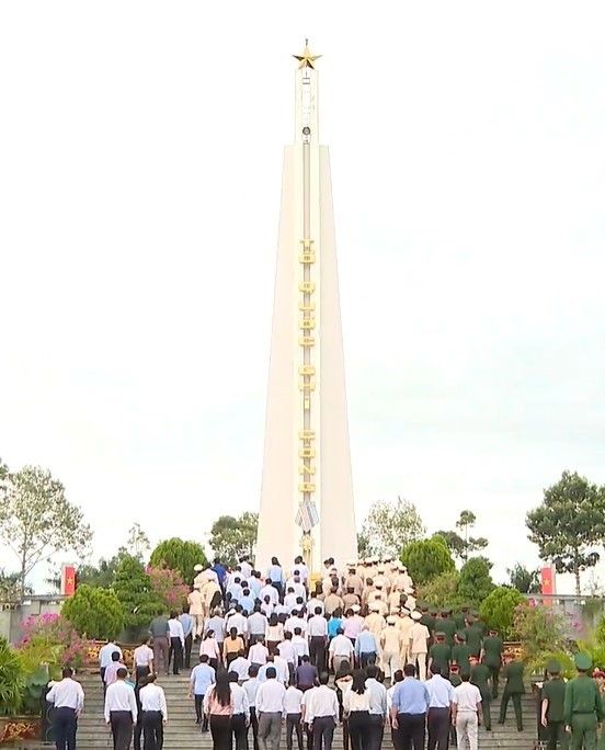 doan-vieng-nghia-trang-liet-si-tinh-tien-giang-1745828973.jpg