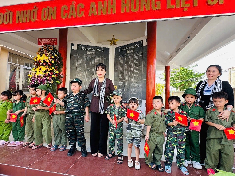 hoc-sinh-truong-mam-non-tan-dong-vieng-bia-tuong-niem-anh-hung-liet-si-1745849633.jpg