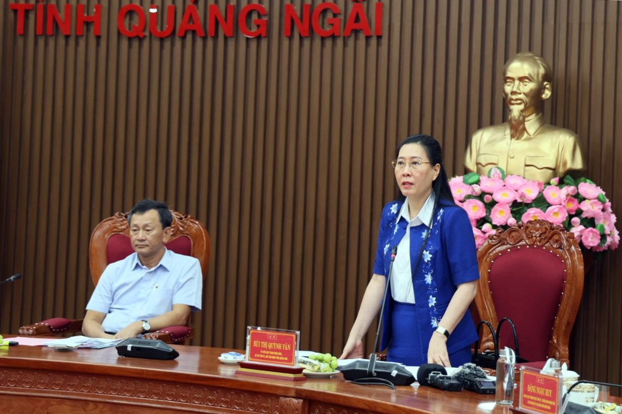 4-uy-vien-trung-uong-dang-bi-thu-tinh-uy-chu-tich-hdnd-tinh-quang-ngai-bui-thi-quynh-van-phat-bieu-tai-buoi-lam-viec-1746974910.jpg