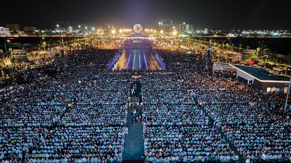 chat-kin-nguoi-do-ve-quang-truong-truc-le-hoi-trong-su-kien-ruc-ro-ha-nam-12-5-1747138033.jpg