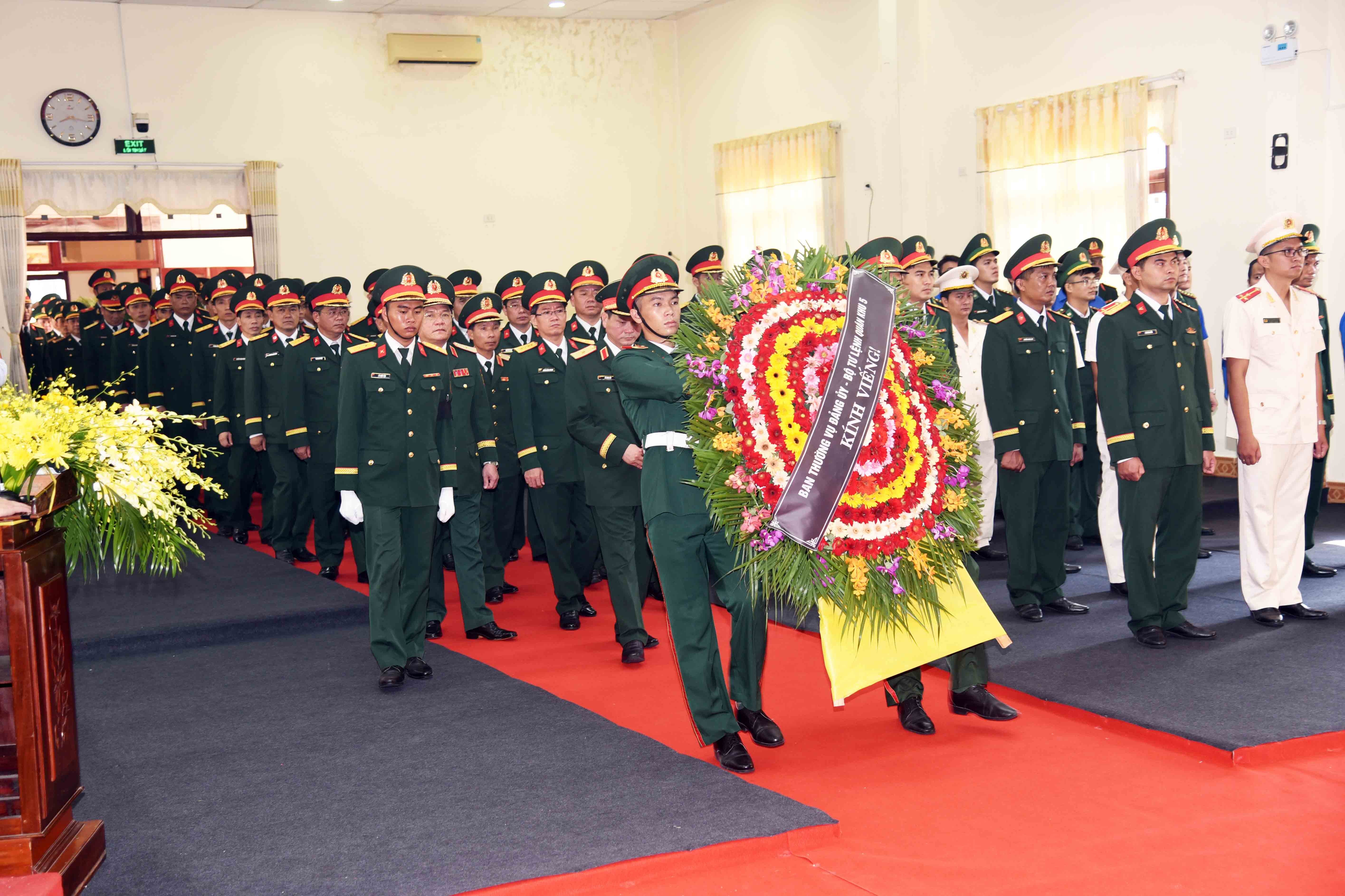 13-ban-thuong-vu-dang-uy-bo-tu-lenh-quan-khu-5-dang-hoa-vieng-nguyen-chu-tich-nuoc-tran-duc-luong-1748058660.jpg