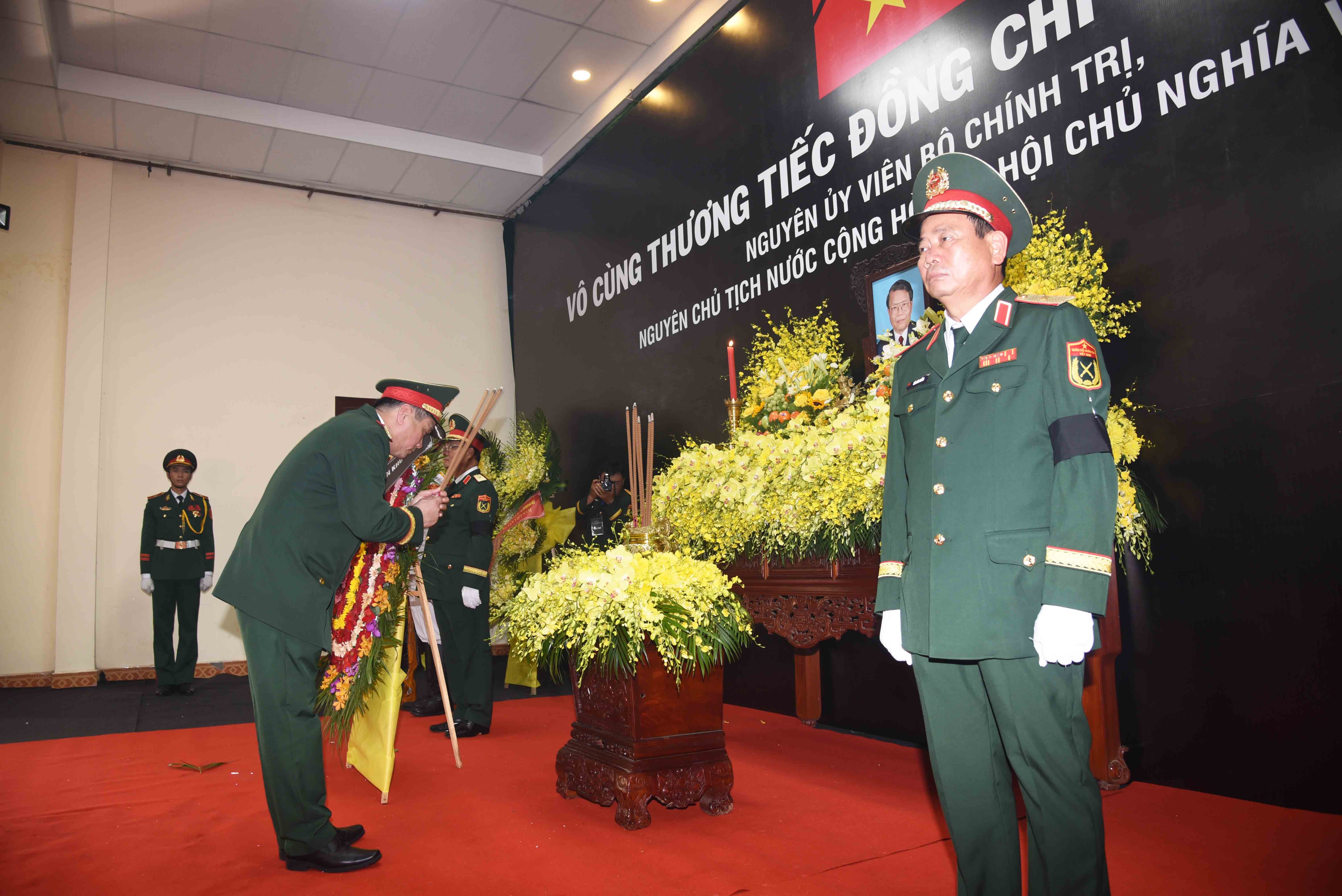 14-thieu-tuong-le-ngoc-hai-tu-lenh-quan-khu-5-vieng-nguyen-chu-tich-nuoc-tran-duc-luong-1748058658.jpg