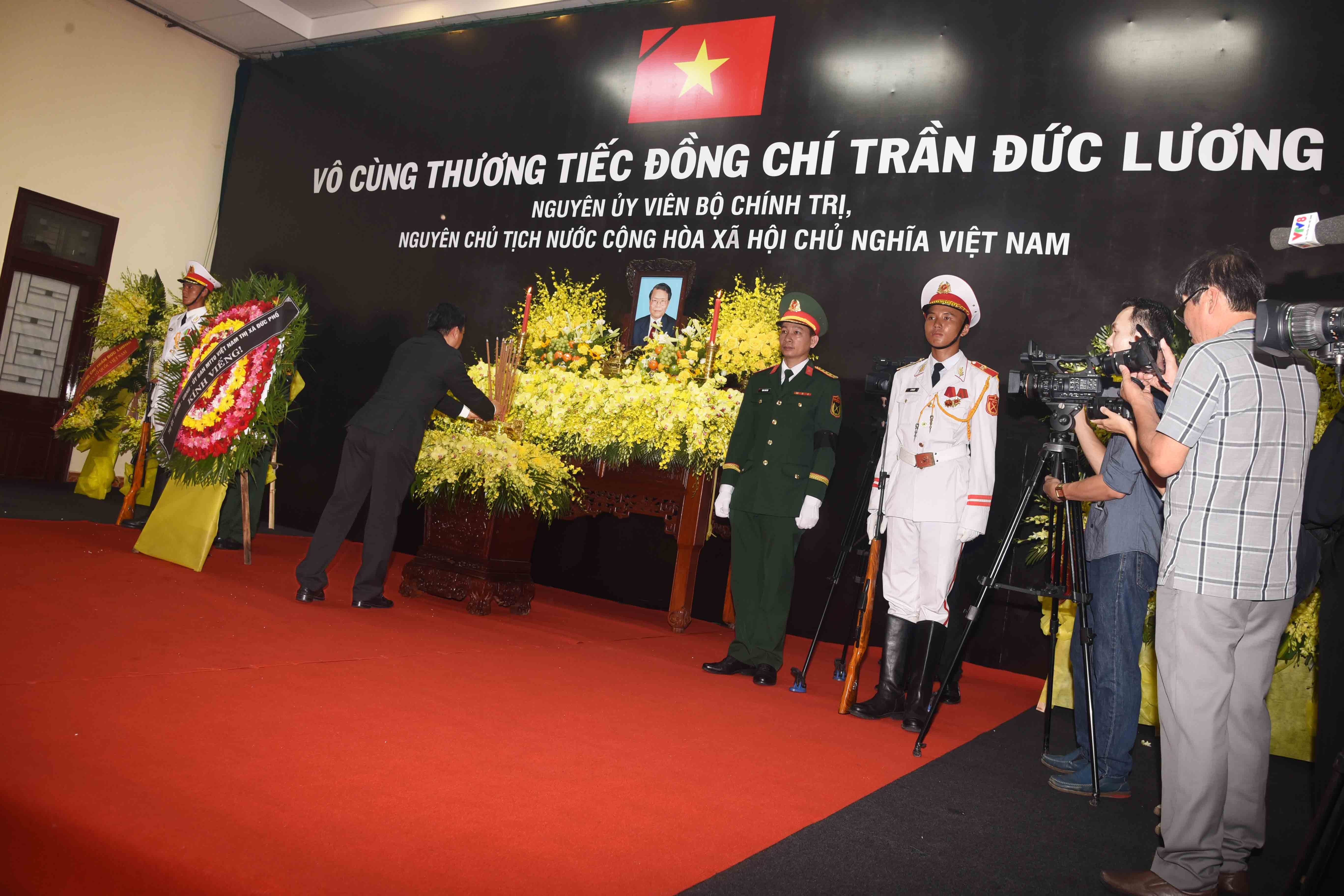 23-dai-dien-doan-dai-bieu-thi-xa-duc-pho-dang-huong-vieng-nguyen-chu-tich-nuoc-tran-duc-luong-1748058656.jpg