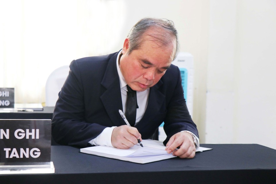 dong-chi-tran-hoang-tuan-pho-chu-tich-thuong-truc-ubnd-tinh-ghi-cam-tuong-so-tang-tuong-nho-nguyen-chu-tich-nuoc-tran-duc-luong-1748058656.jpg