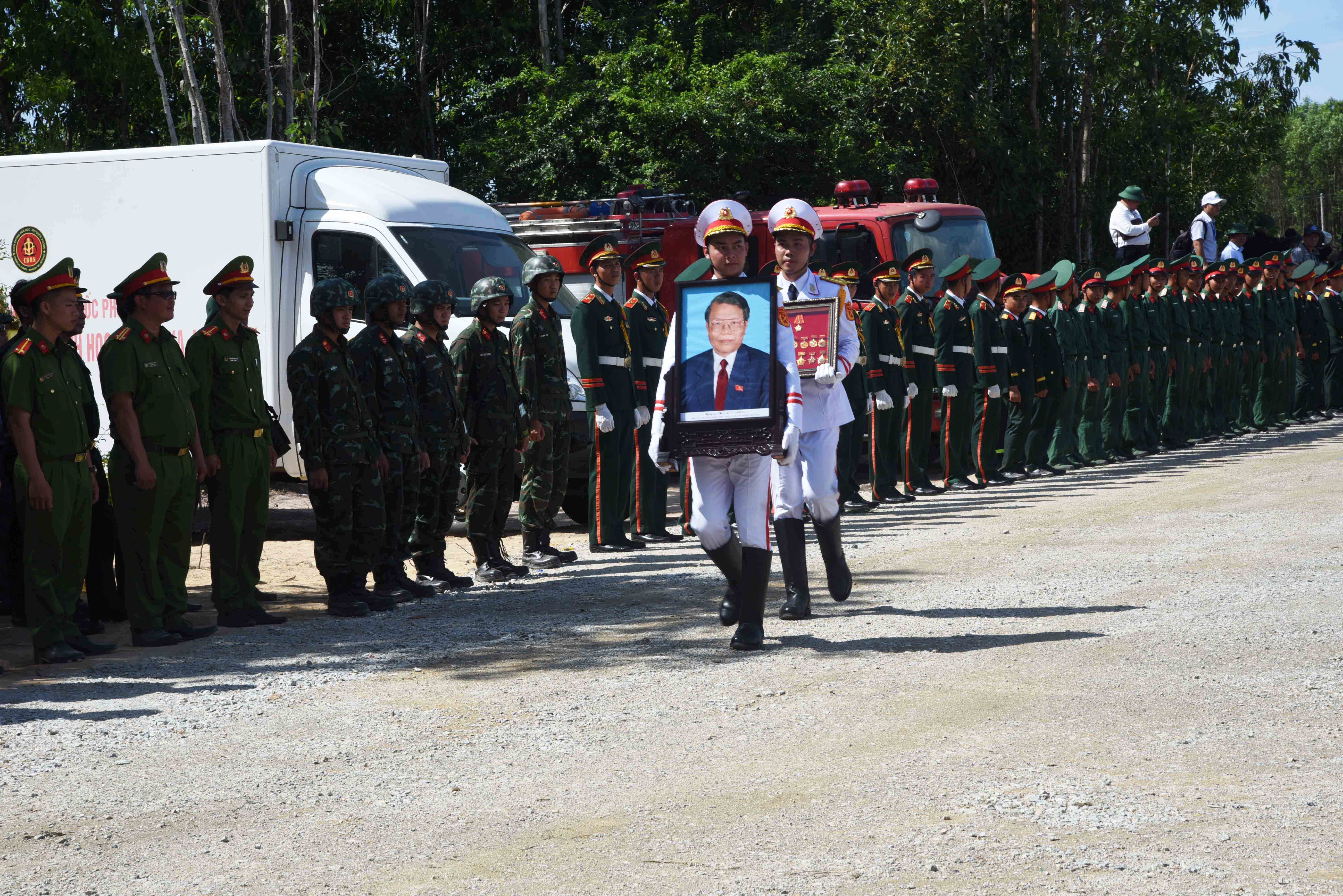 1-ruoc-di-anh-va-bang-cac-huan-chuong-cao-quy-cua-nguyen-chu-tich-nuoc-tran-duc-luong-1748187462.jpg