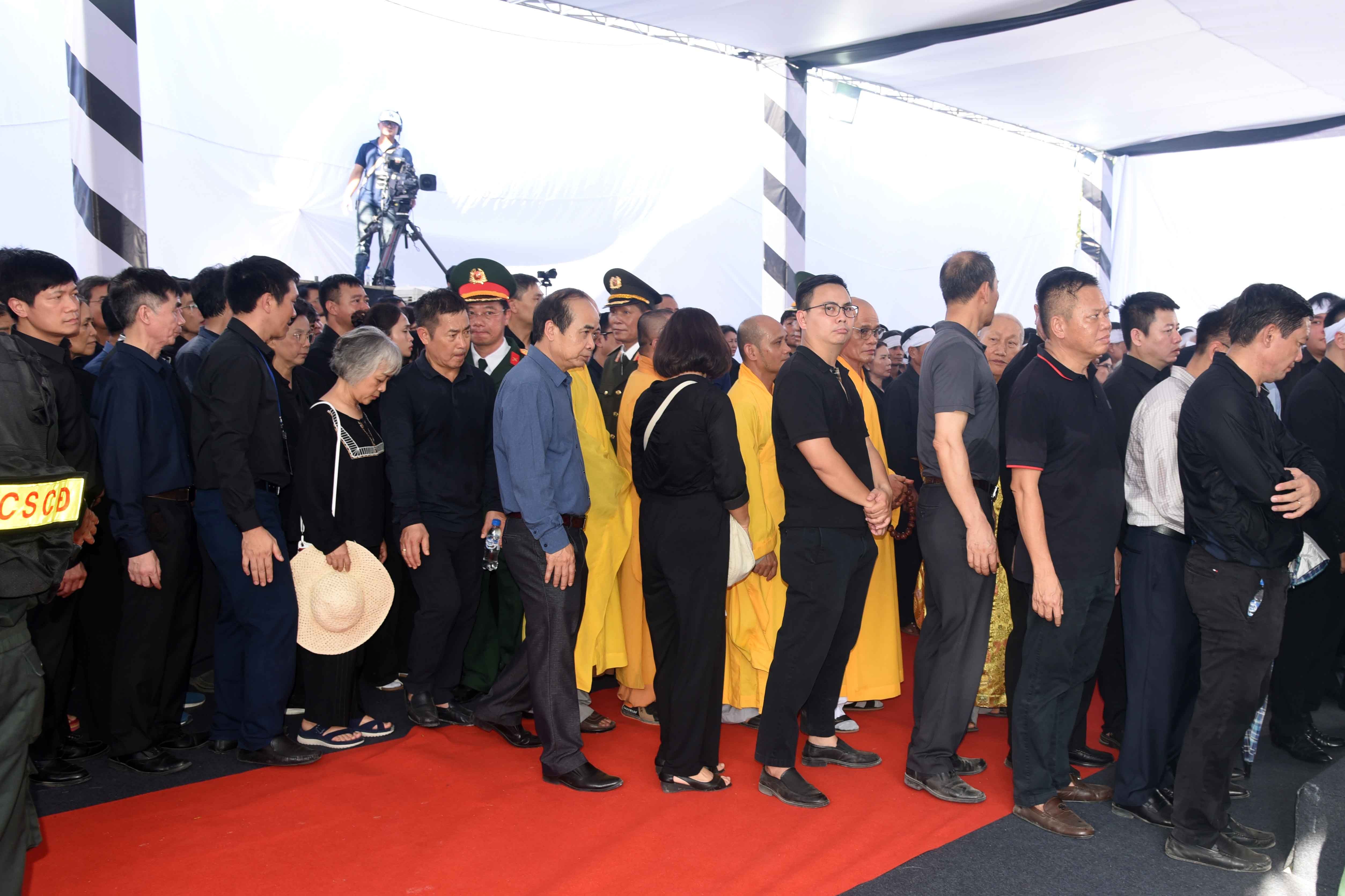 6-can-bo-va-nhan-dan-vao-vieng-tai-le-an-tang-nguyen-chu-tich-nuoc-tran-duc-luong-1748187461.jpg