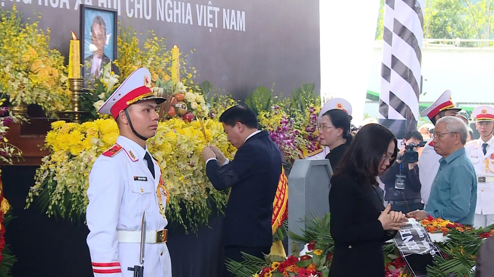 7-lanh-dao-tinh-quang-ngai-vieng-nguyen-chu-tich-nuoc-tran-duc-luong-1748187461.jpg