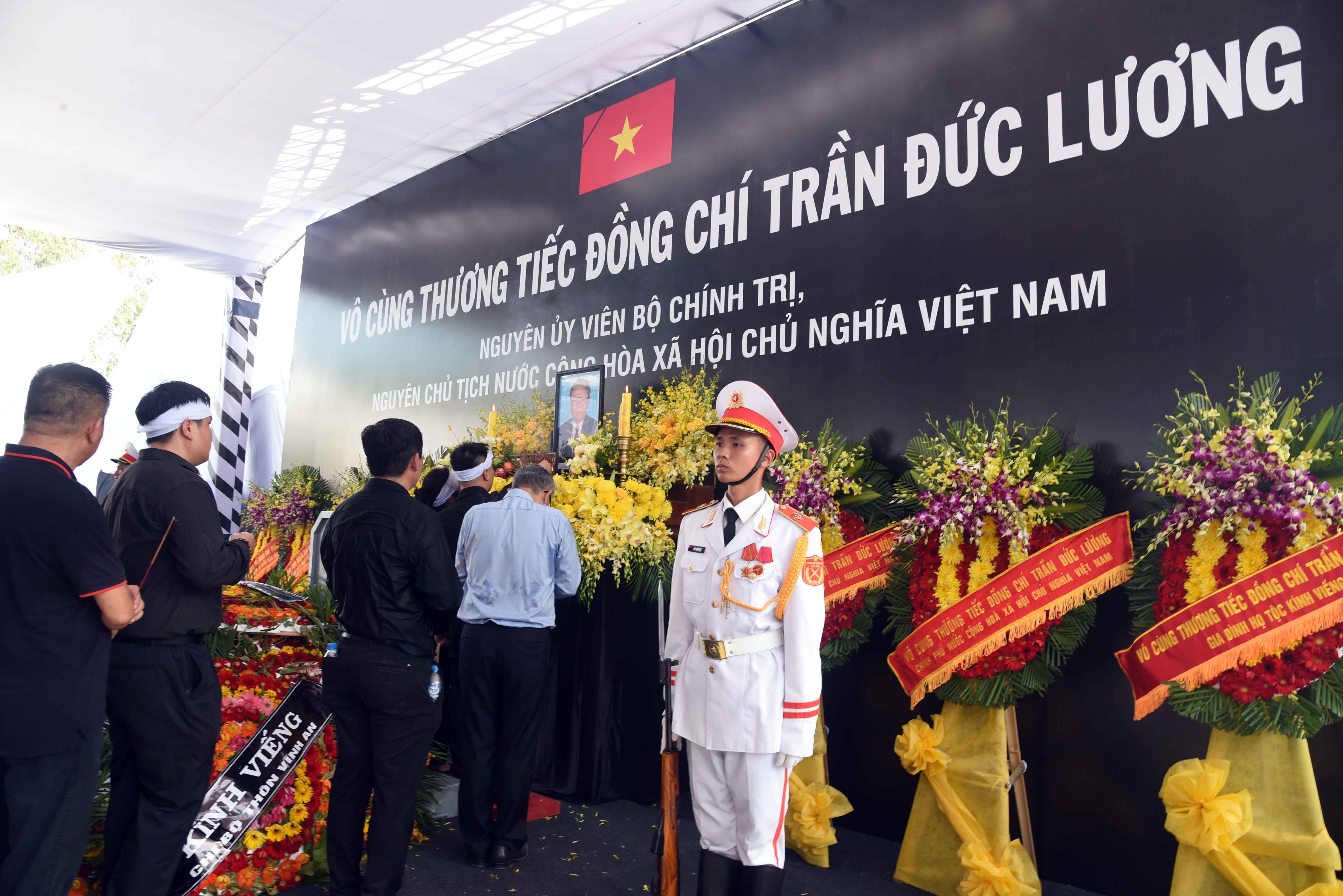 8-cac-doan-vao-vieng-nguyen-chu-tich-nuoc-tran-duc-luong-1748187462.jpg