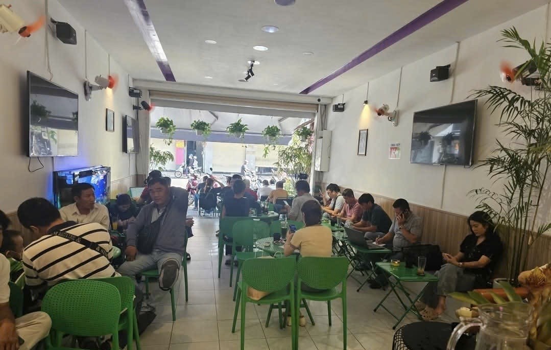 quan-long-coffee-cua-nghe-si-thien-long-hut-khach-1748403827.jpg