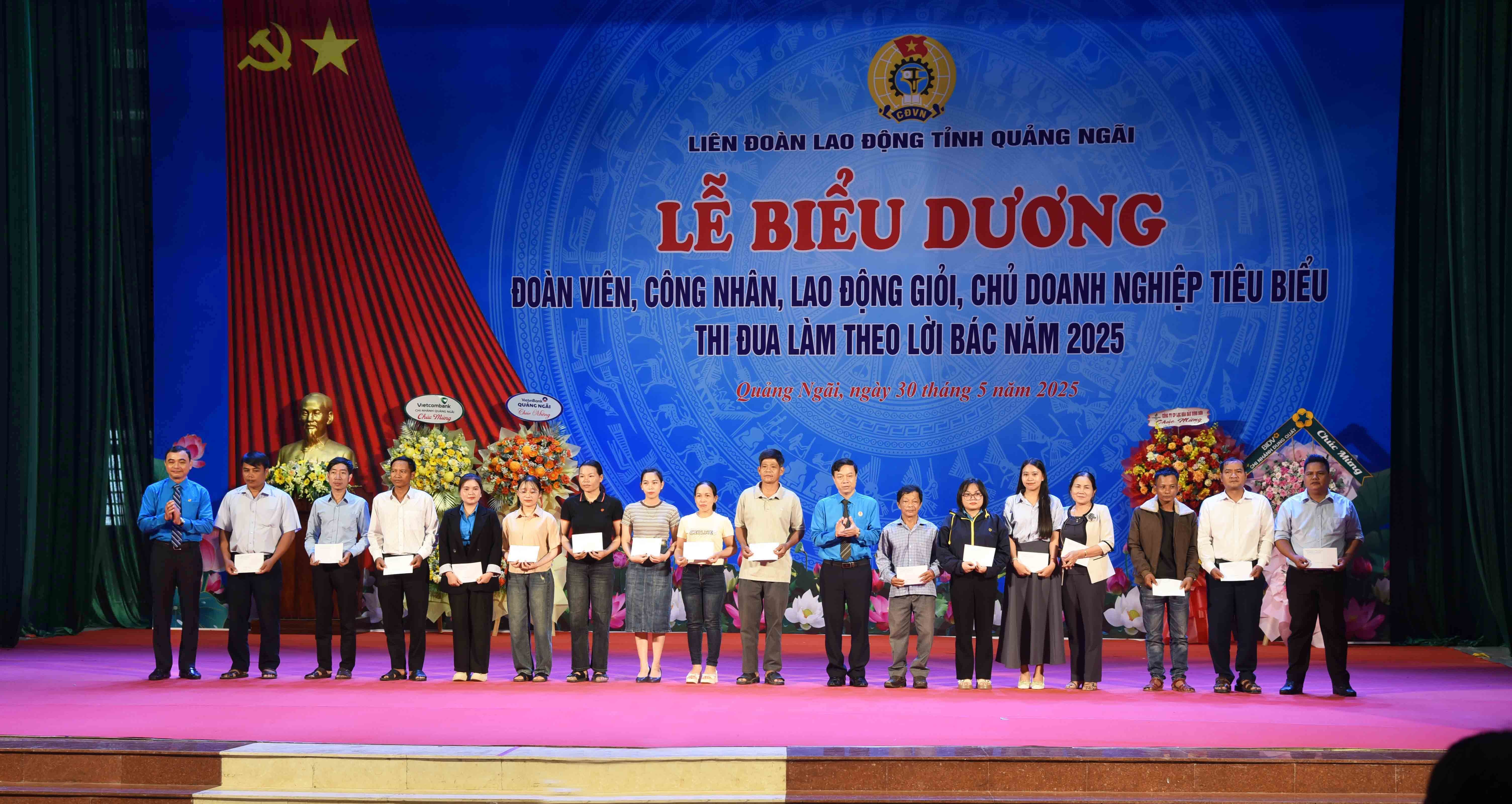 10-lanh-dao-lien-doan-lao-dong-tinh-trao-qua-cho-doan-vien-cong-doan-kho-khan-1748611554.jpg