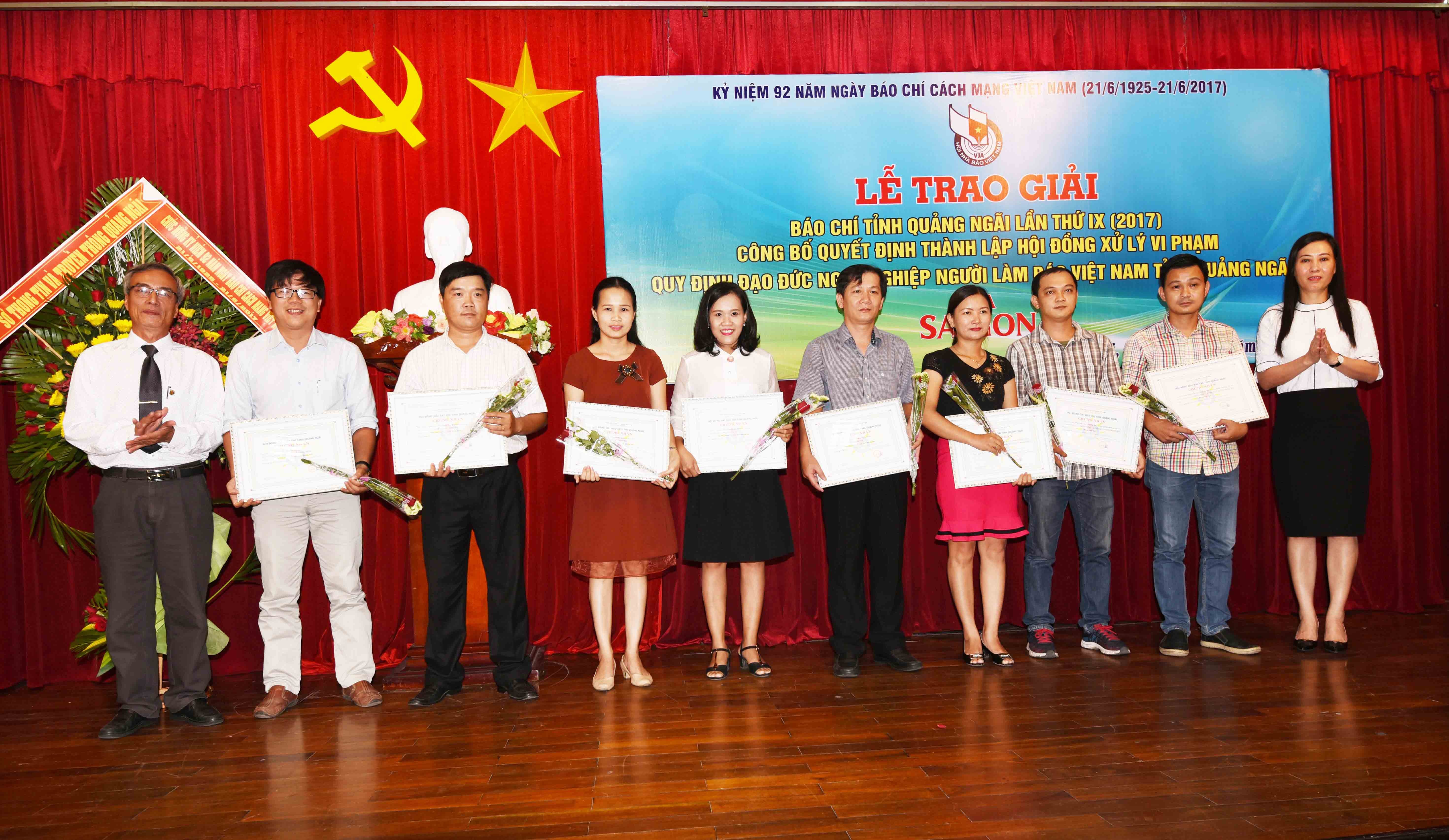 12-ba-bui-thi-quynh-van-chu-tich-hdnd-tinh-va-ong-ha-minh-dich-trao-giai-b-cho-cac-tac-gia-anh-dang-lam-1748592135.JPG