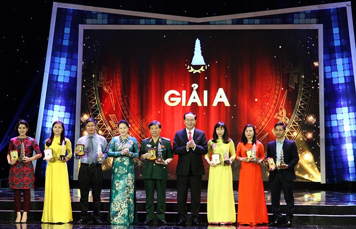 16-nha-bao-kieu-hoanh-dai-ptth-tinh-quang-ngai-thu-2-tu-phai-sang-nhan-giai-a-giai-bao-chi-quoc-gia-lan-thu-xi-2016-anh-dang-lam-1748592136.jpg