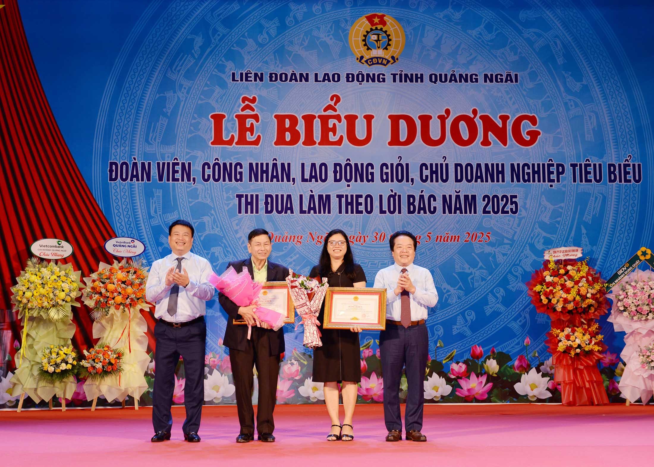 3-lanh-dao-tinh-uy-ubnd-tinh-trao-bang-khen-cho-2-chu-doanh-nghiep-tieu-bieu-cong-ty-cp-duong-quang-ngai-va-cong-ty-tnhh-vsip-quang-ngai-1748611554.jpg