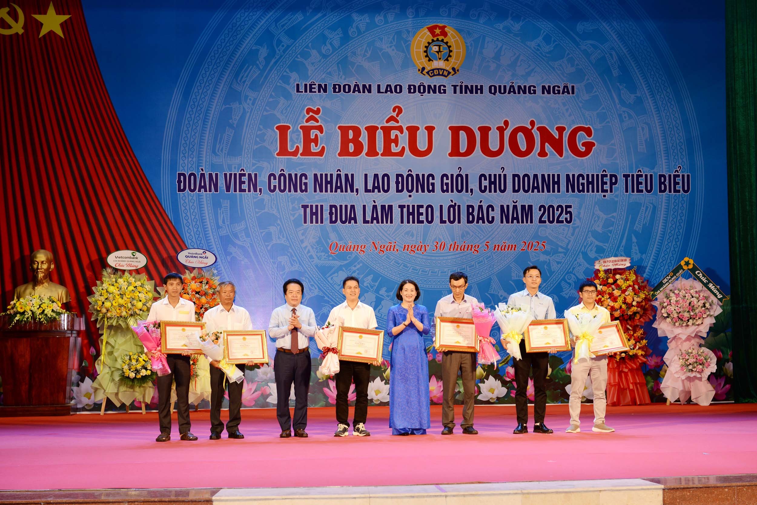 4-lanh-dao-ubnd-tinh-va-lien-doan-lao-dong-tinh-trao-bang-khen-cho-6-ca-nhan-doan-vien-cong-nhan-lao-dong-tieu-bieu-xuat-sac-1748611554.jpg