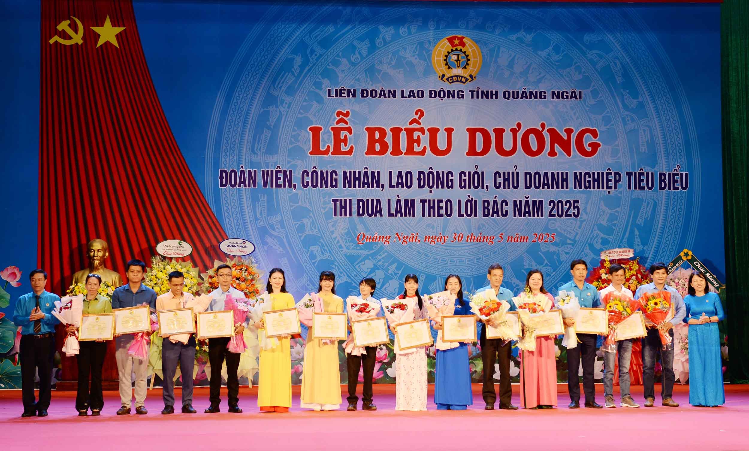 5-lanh-dao-ldld-tinh-trao-bang-khen-cho-14-ca-nhan-dien-hinh-trong-phong-trao-thi-dua-lam-theo-loi-bac-1748611554.jpg