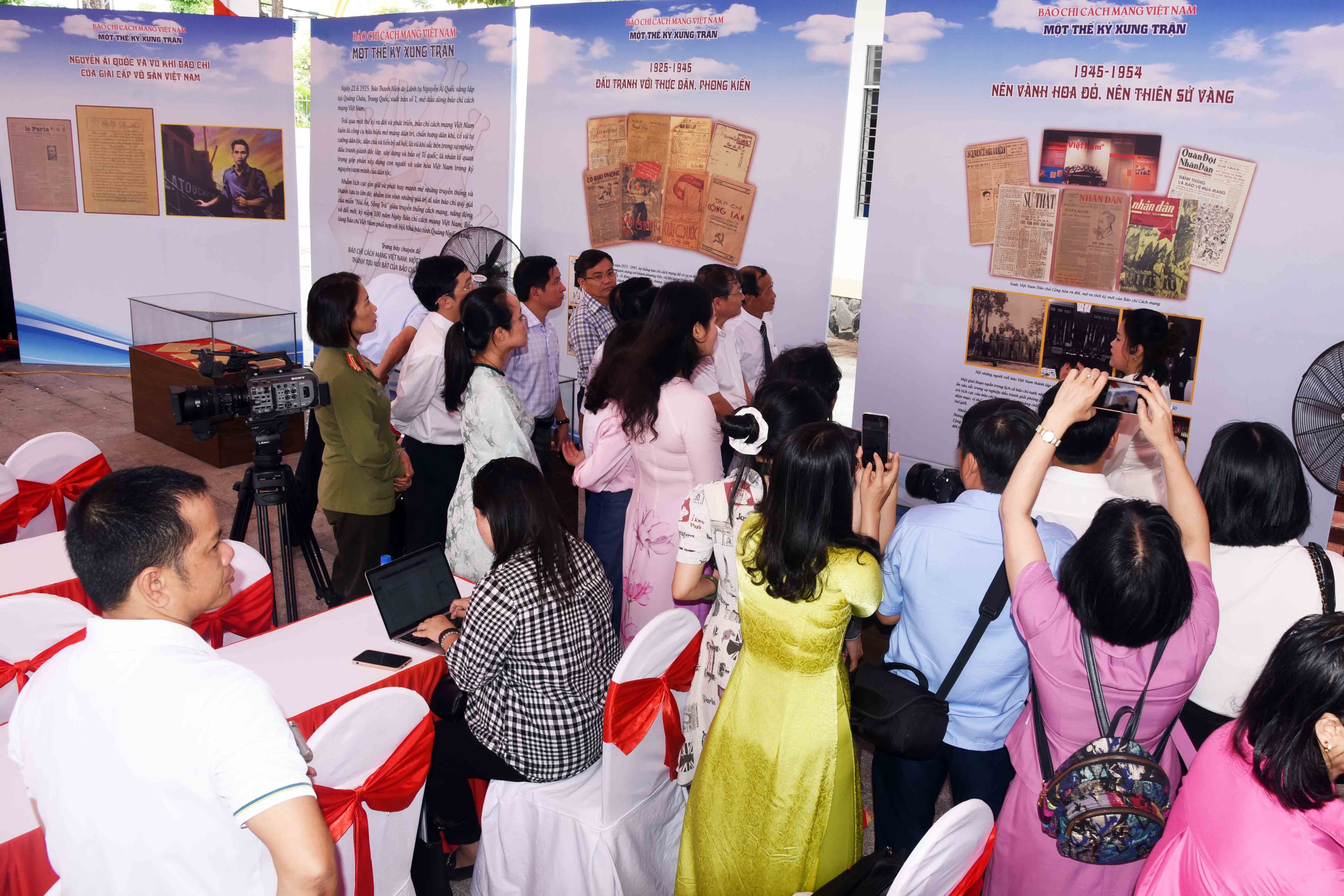 6-cac-dai-bieu-xem-hinh-anh-trung-bay-1748592135.jpg